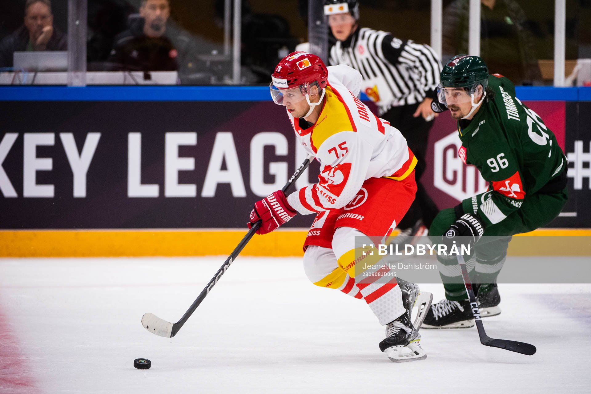Alexander Iakovenko of EHC Biel-Bienne and David Tomasek