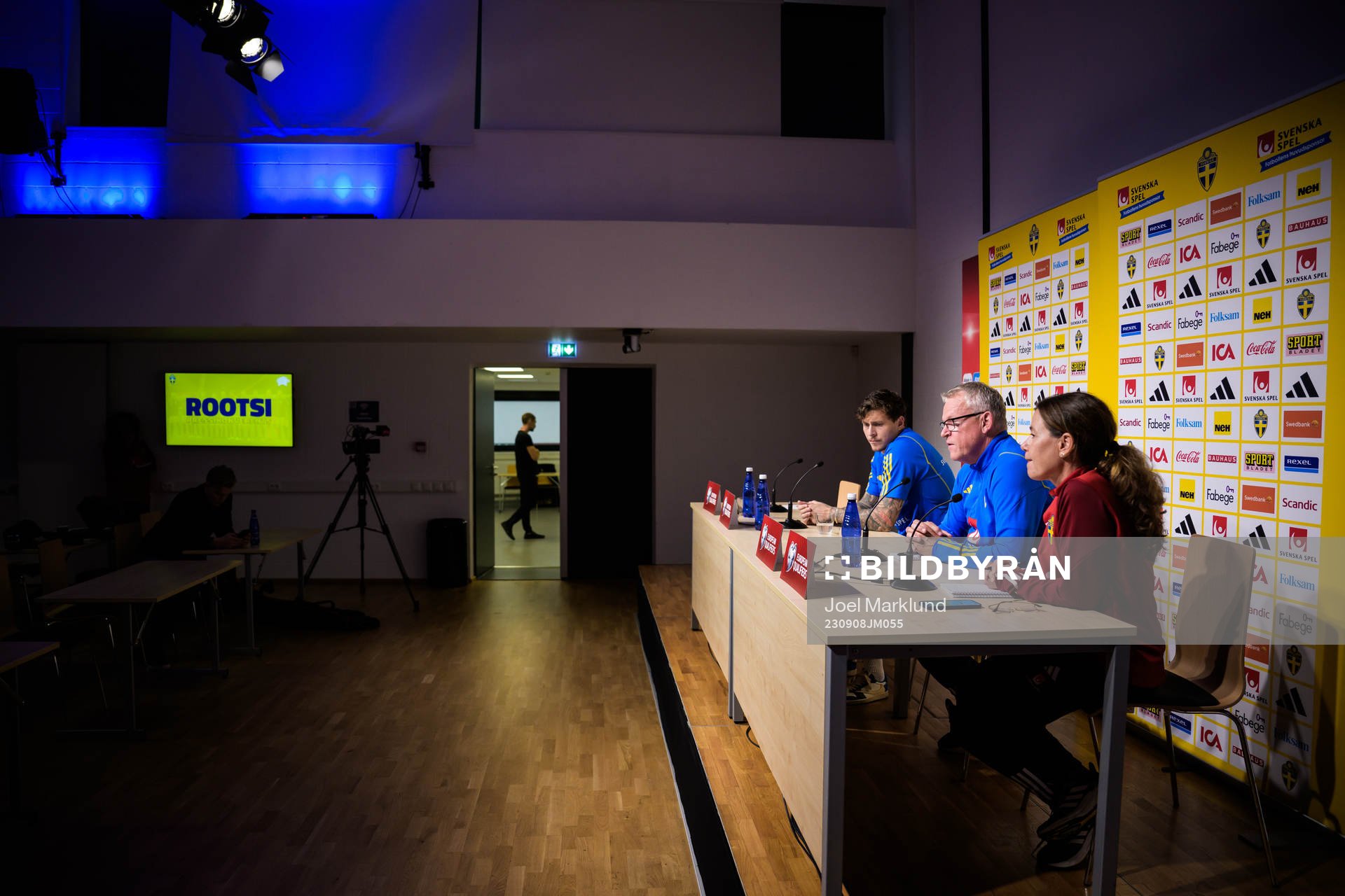 Victor Nilsson Lindelöf, head coach Janne Andersson and