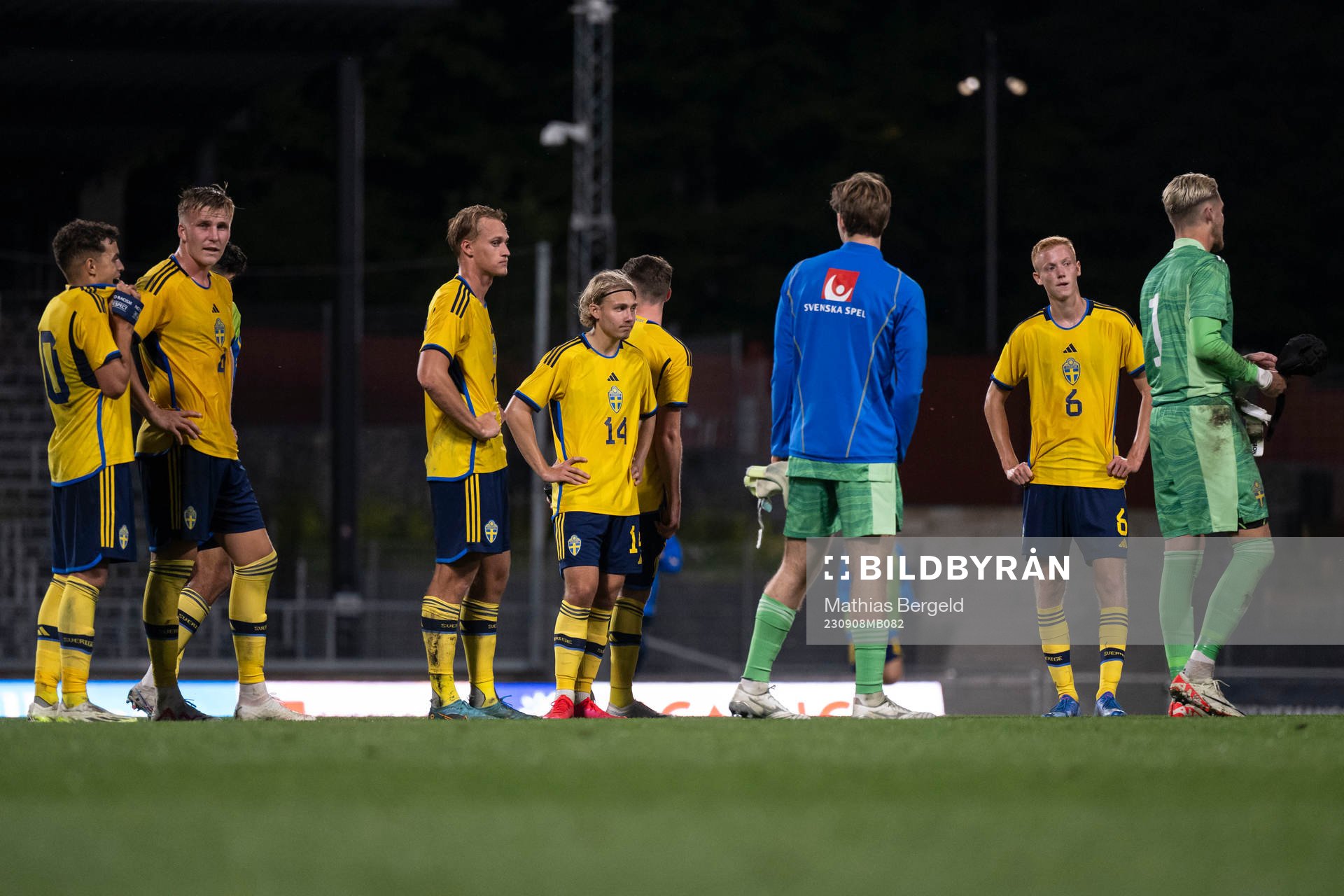 Players of Sweden looks dejected