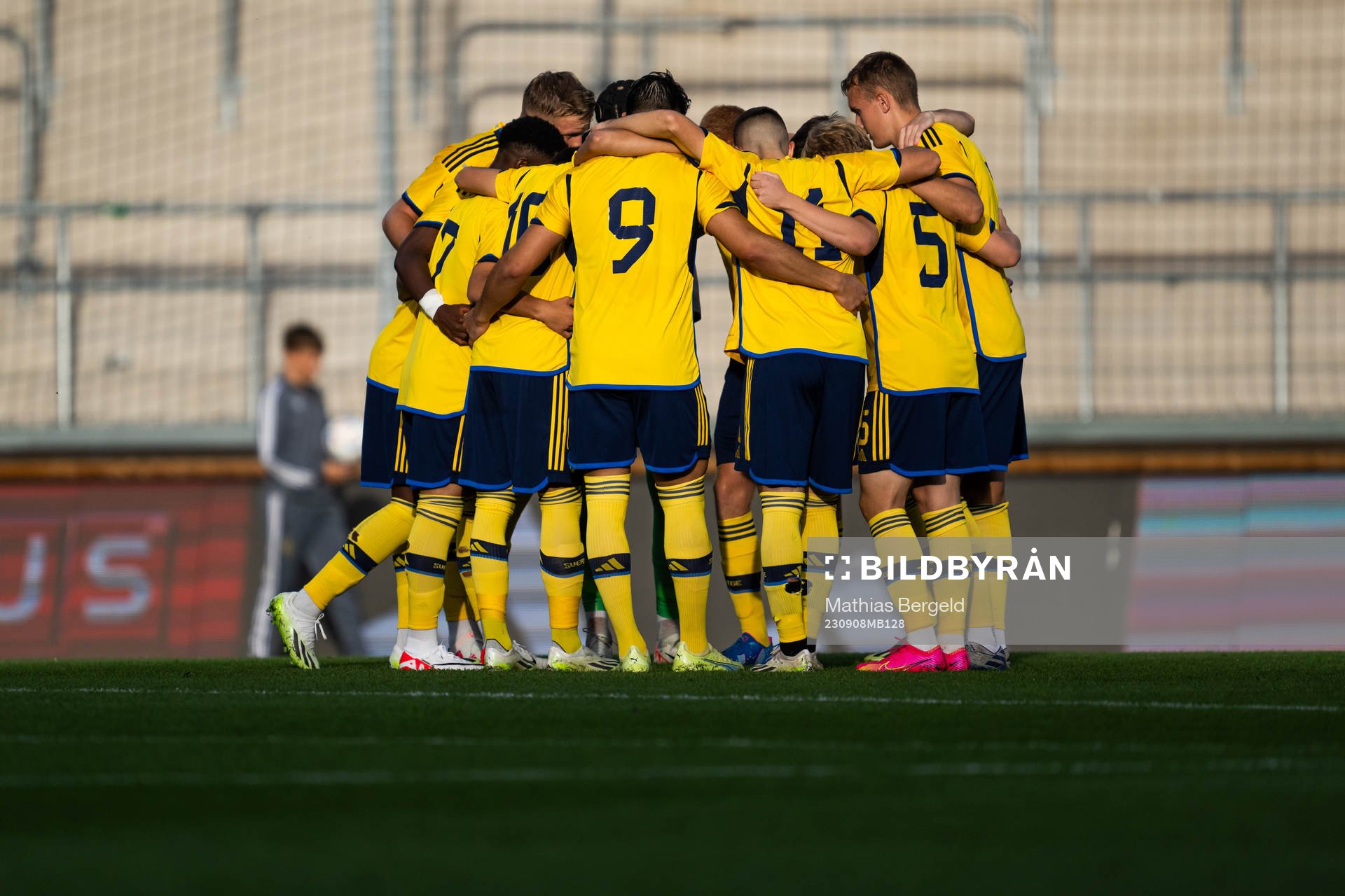 Players of Sweden gather