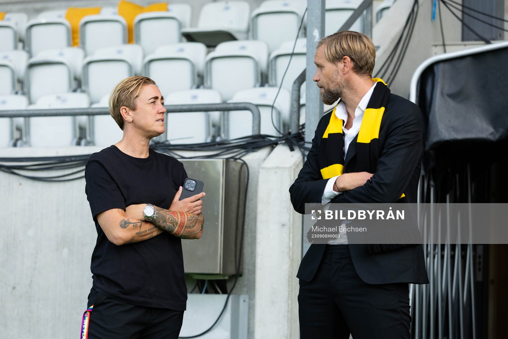 FC Rosengårds sportchef Therese Sjögran och Häckens klubbchef Marcus Jodin innan fotbollsmatchen i Damallsvenskan mellan Häcken och FC Rosengård den 8 september 2023 i Göteborg.