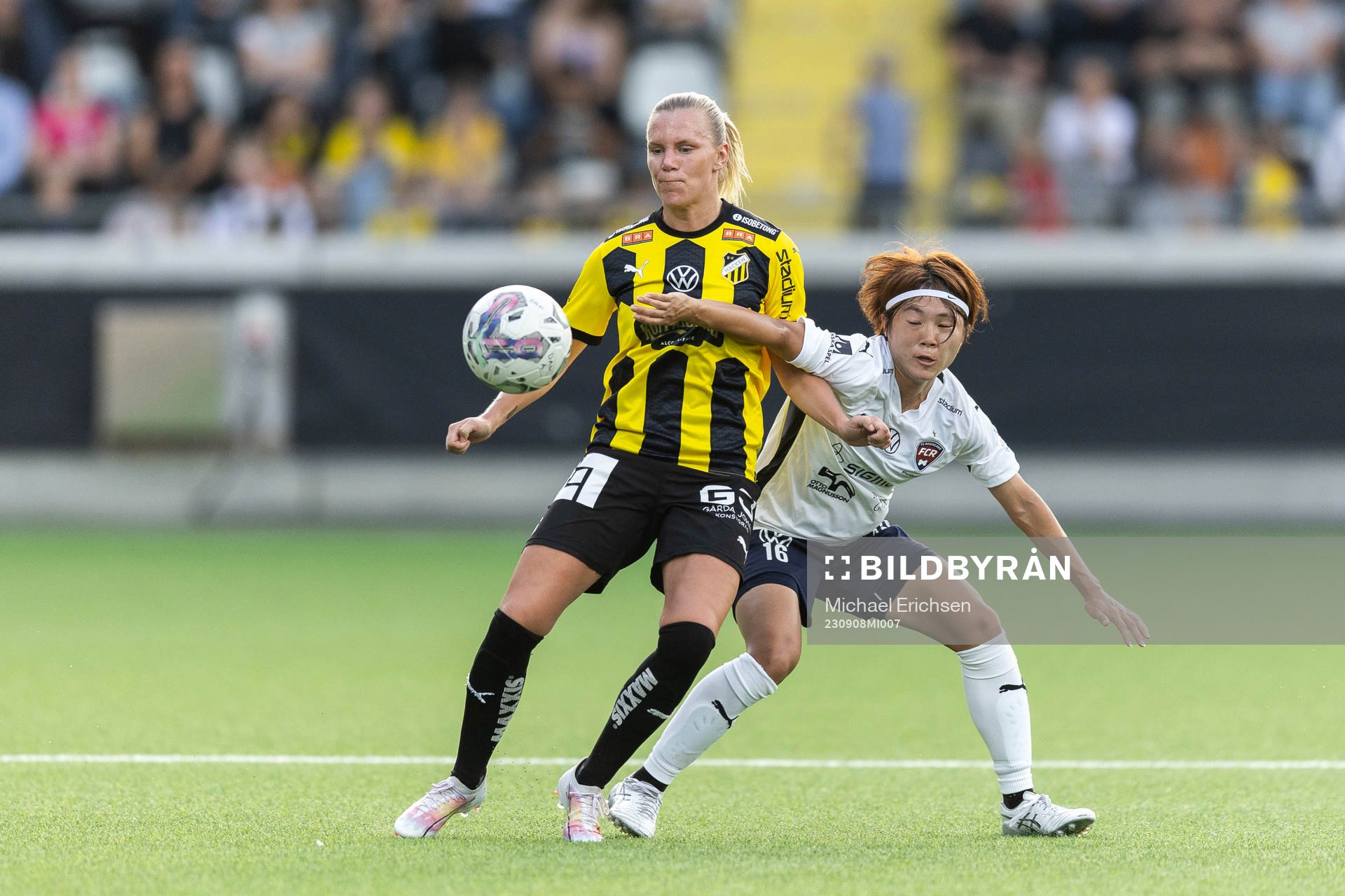 Häckens Josefine Rybrink och FC Rosengårds Mai Kadowaki