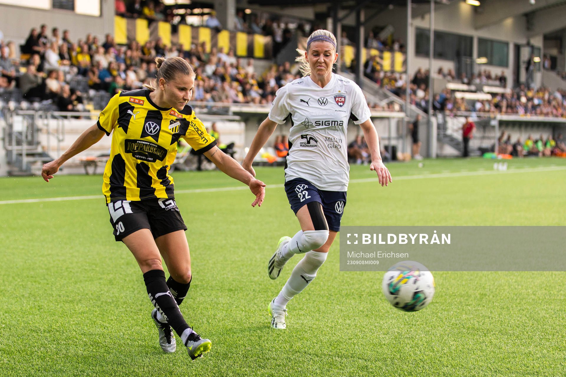 Häckens Katariina Kosola och FC Rosengårds Olivia Schough under fotbollsmatchen i Damallsvenskan mellan Häcken och FC Rosengård den 8 september 2023 i Göteborg. 