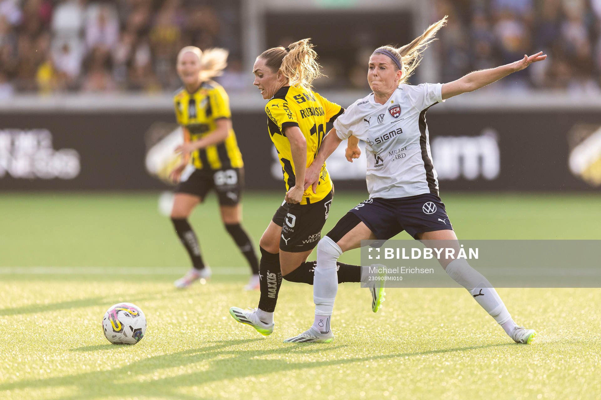 Häckens Elin Rubensson och FC Rosengårds Olivia Schough
