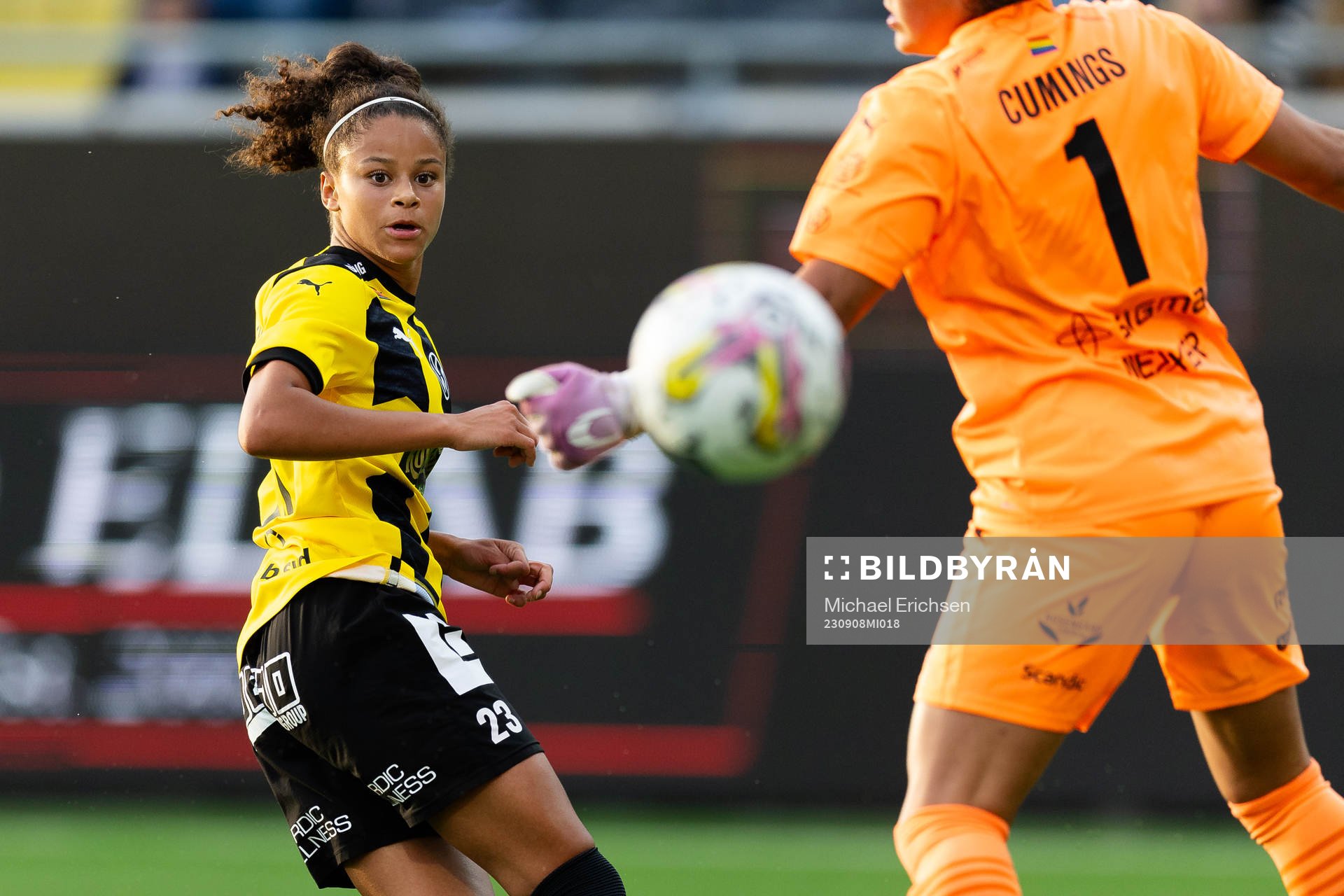 Häckens Felicia Schröder och FC Rosengårds målvakt