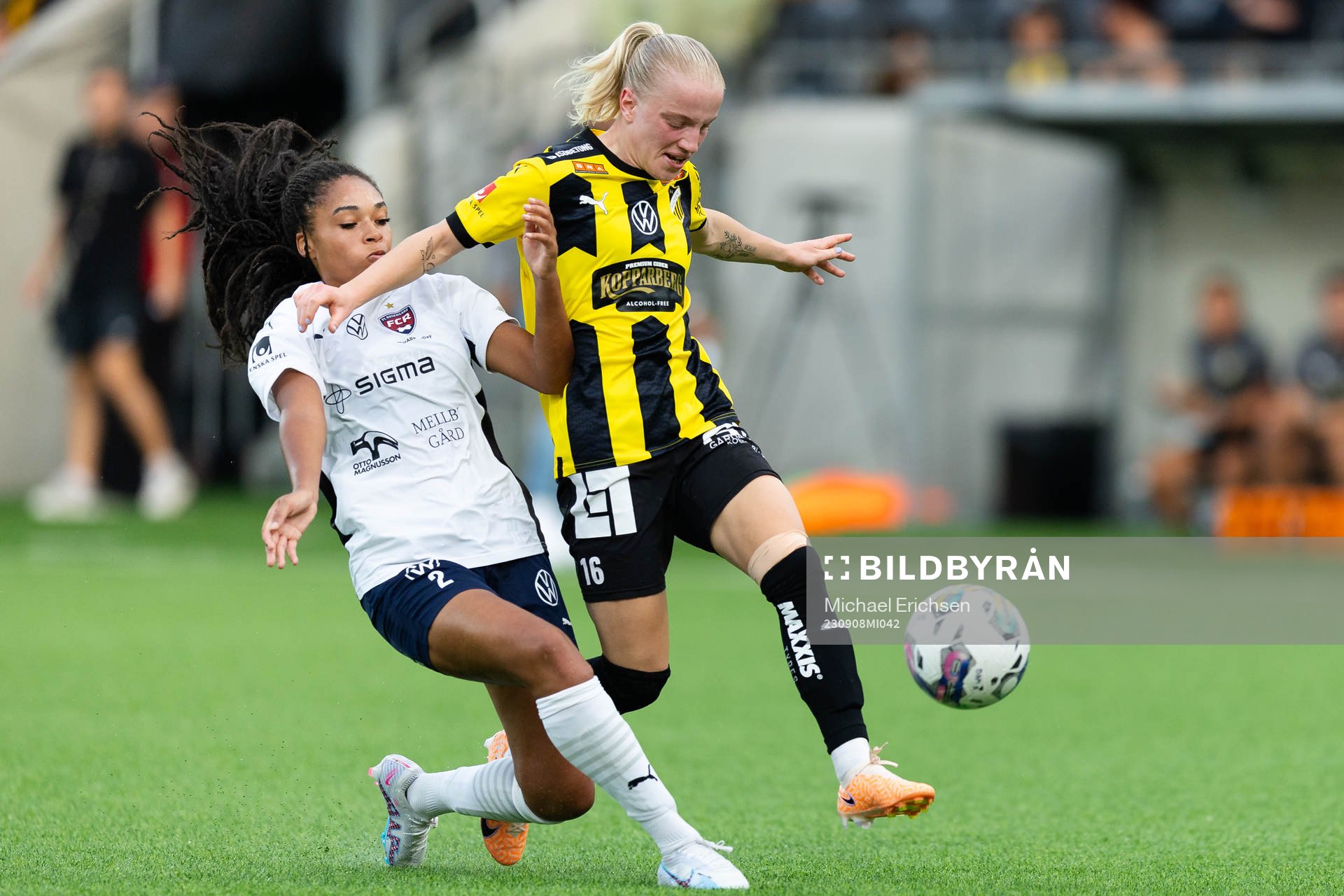 FC Rosengårds Isabella Obaze och Häckens Anna Sandberg