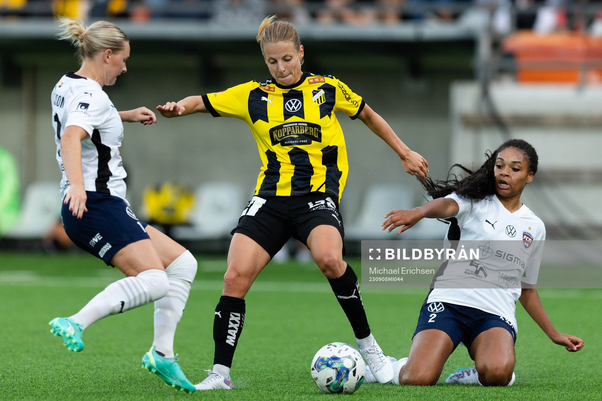 FC Rosengårds Emma Jansson och Isabella Obaze mot Häckens