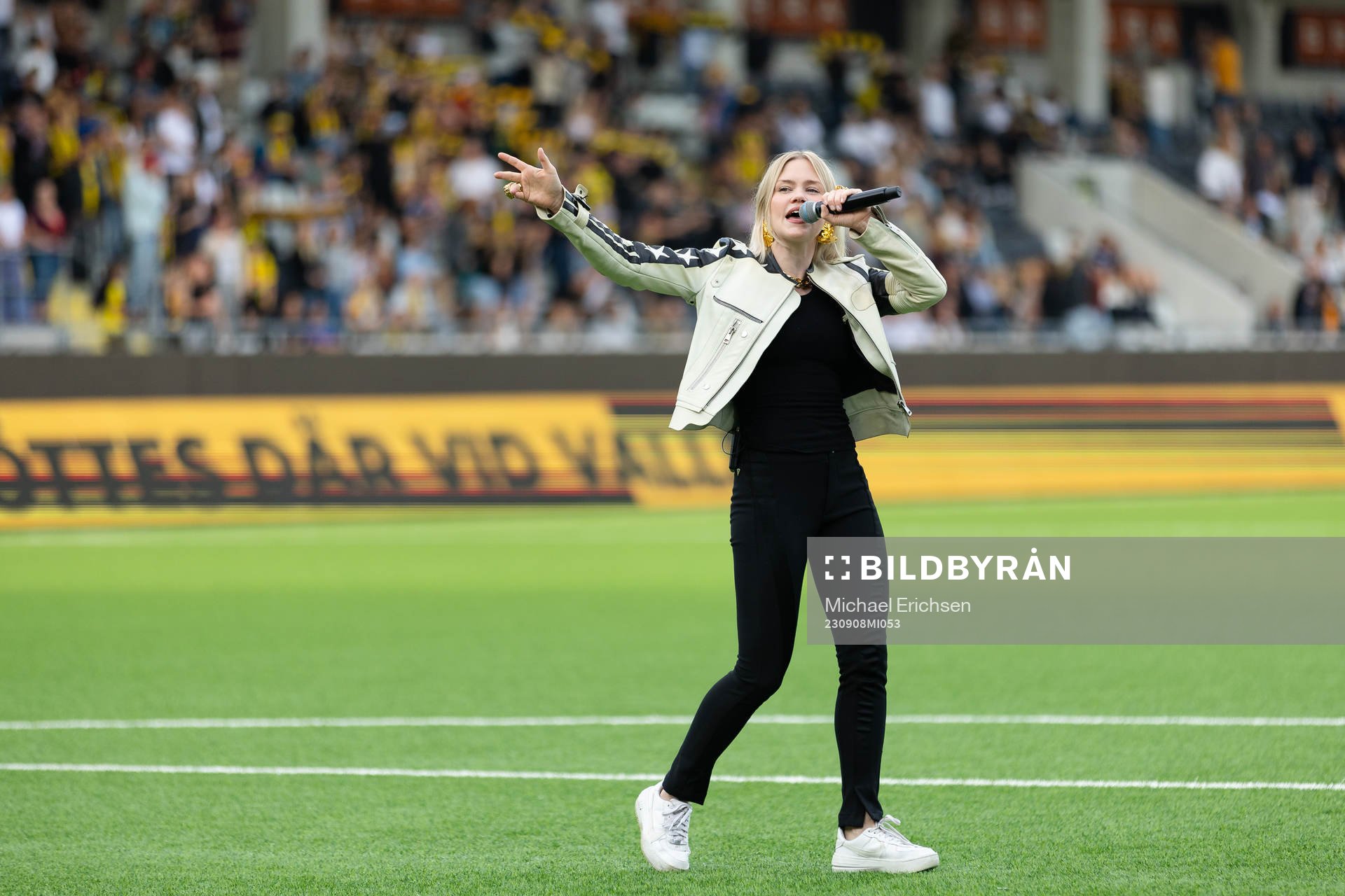 Artisten Ida Redig uppträder innan fotbollsmatchen i Damallsvenskan mellan Häcken och FC Rosengård den 8 september 2023 i Göteborg.