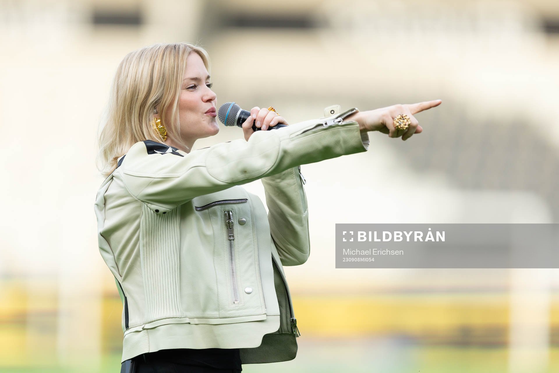 Artisten Ida Redig uppträder innan fotbollsmatchen i Damallsvenskan mellan Häcken och FC Rosengård den 8 september 2023 i Göteborg.