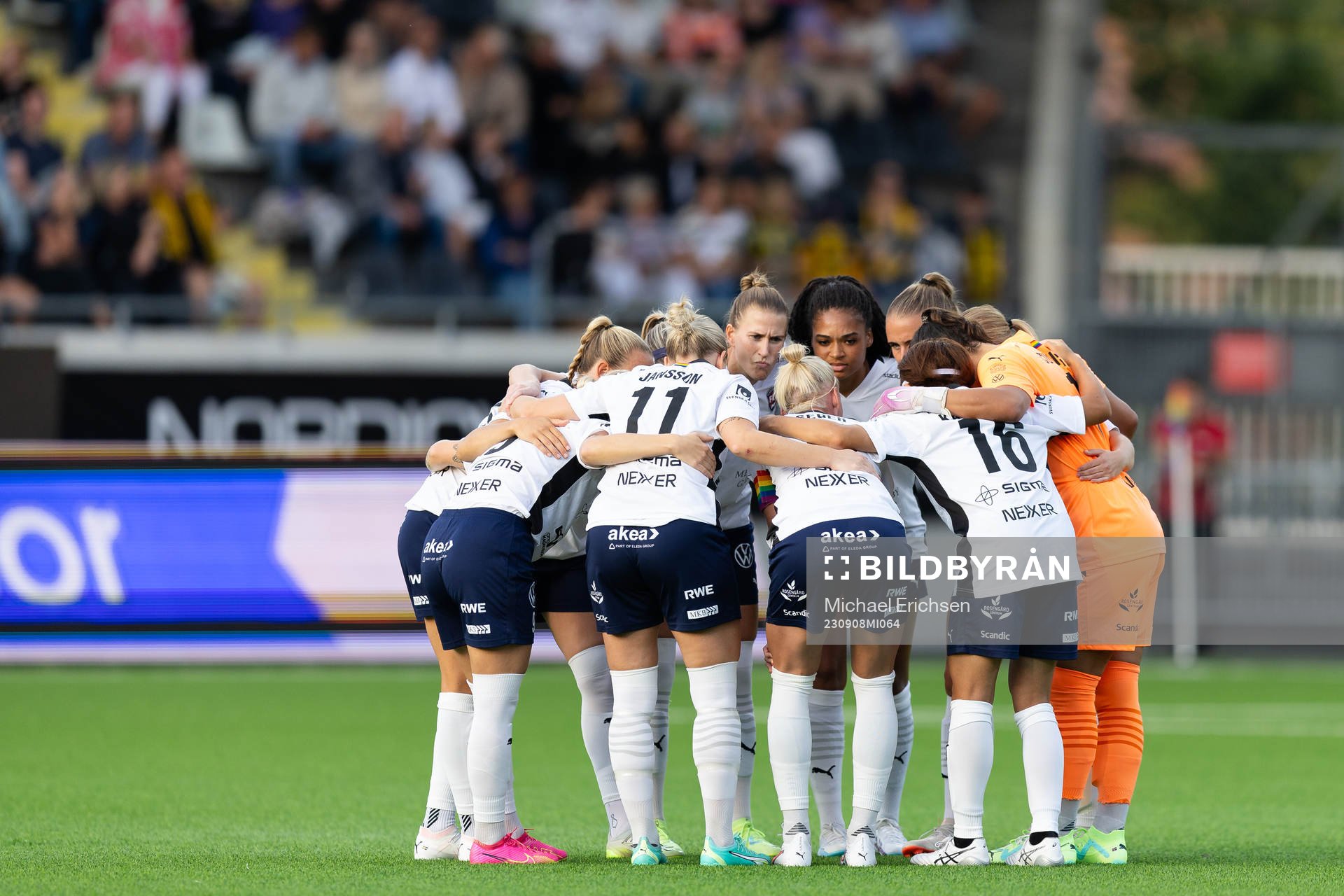 FC Rosengårds spelare samlade innan fotbollsmatchen i