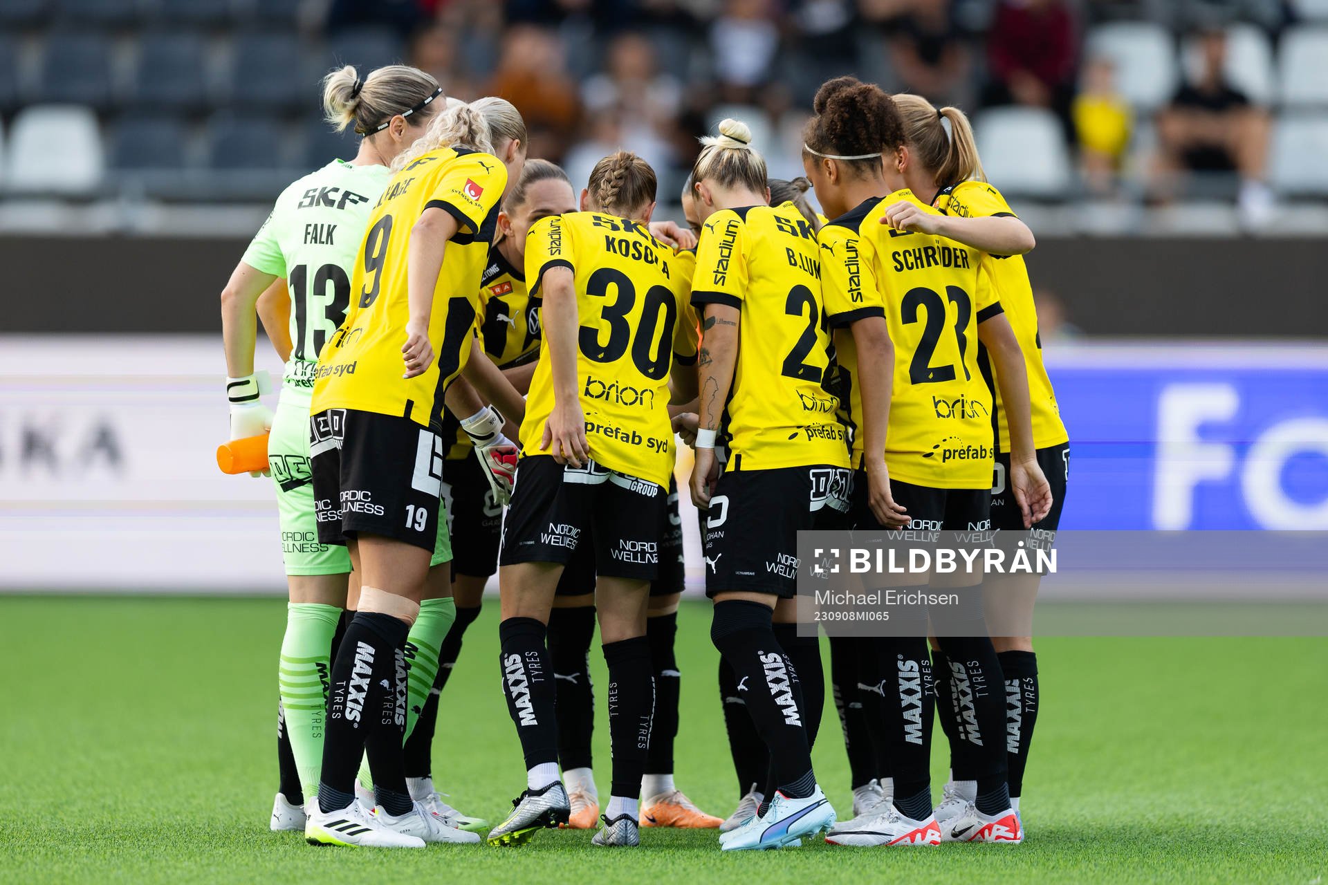 Häckens spelare samlade innan  fotbollsmatchen i