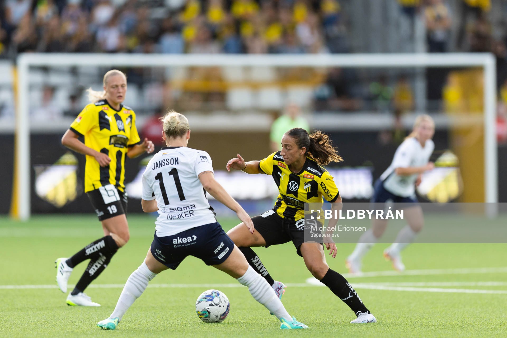 FC Rosengårds Emma Jansson och Häckens Rusul Rosa Kafaji