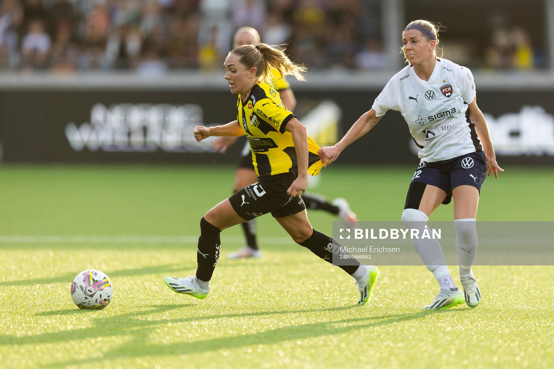 Häckens Elin Rubensson och FC Rosengårds Olivia Schough