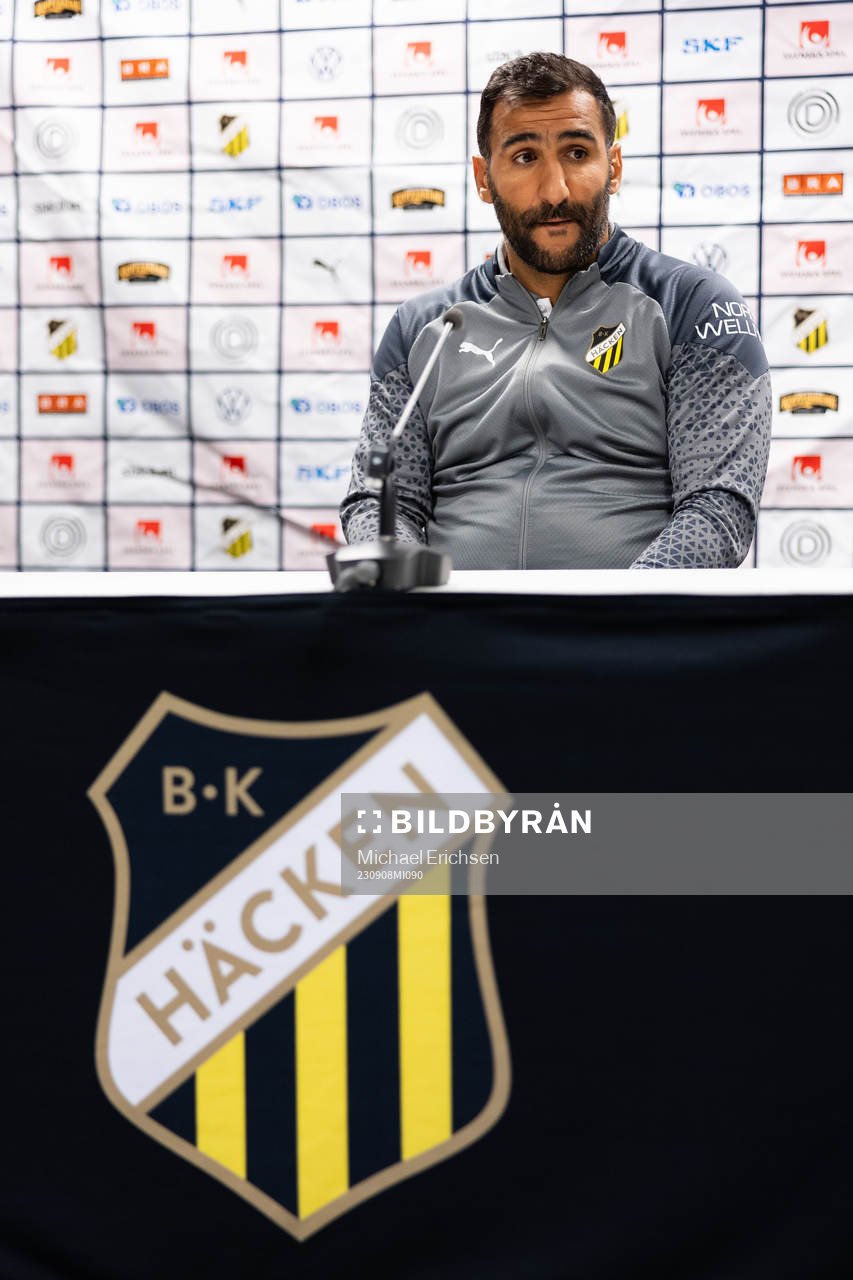 Häckens tränare Mak Lind på presskonferensen