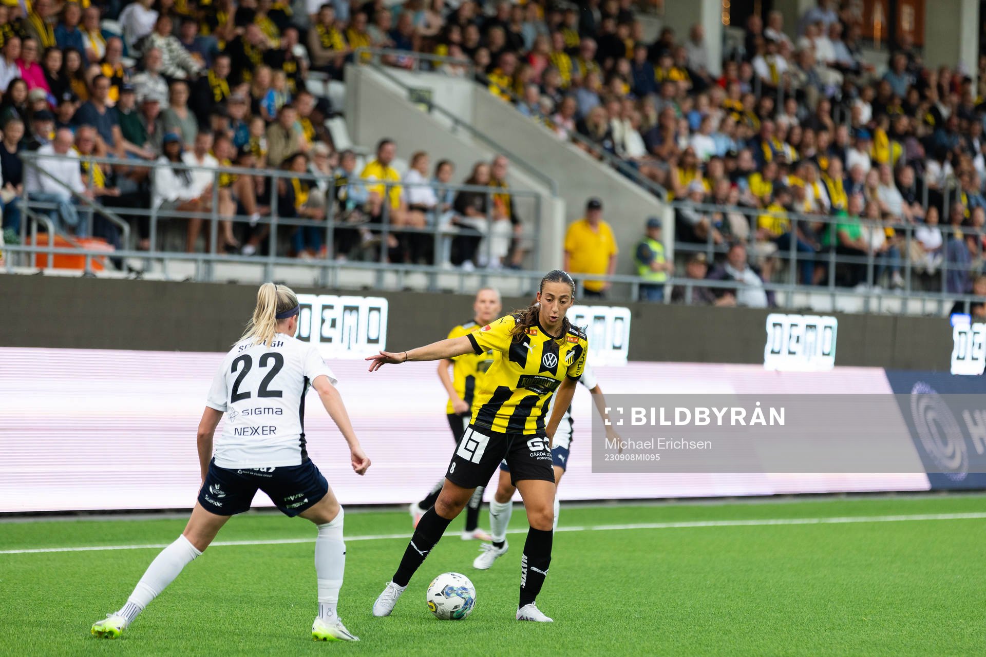 FC Rosengårds Olivia Schough och Häckens Rusul Rosa Kafaji