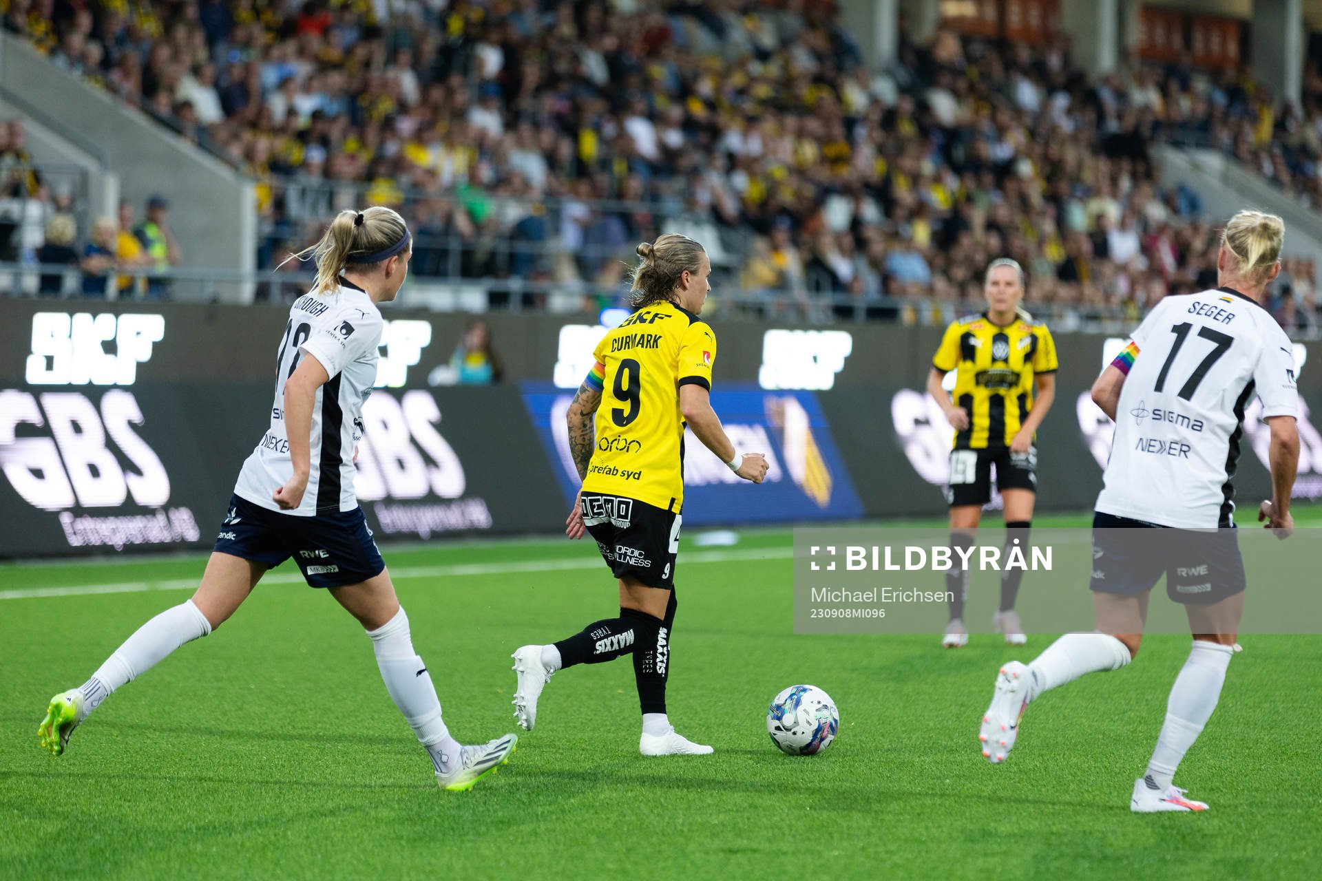 FC Rosengårds Olivia Schough och Caroline Seger mot
