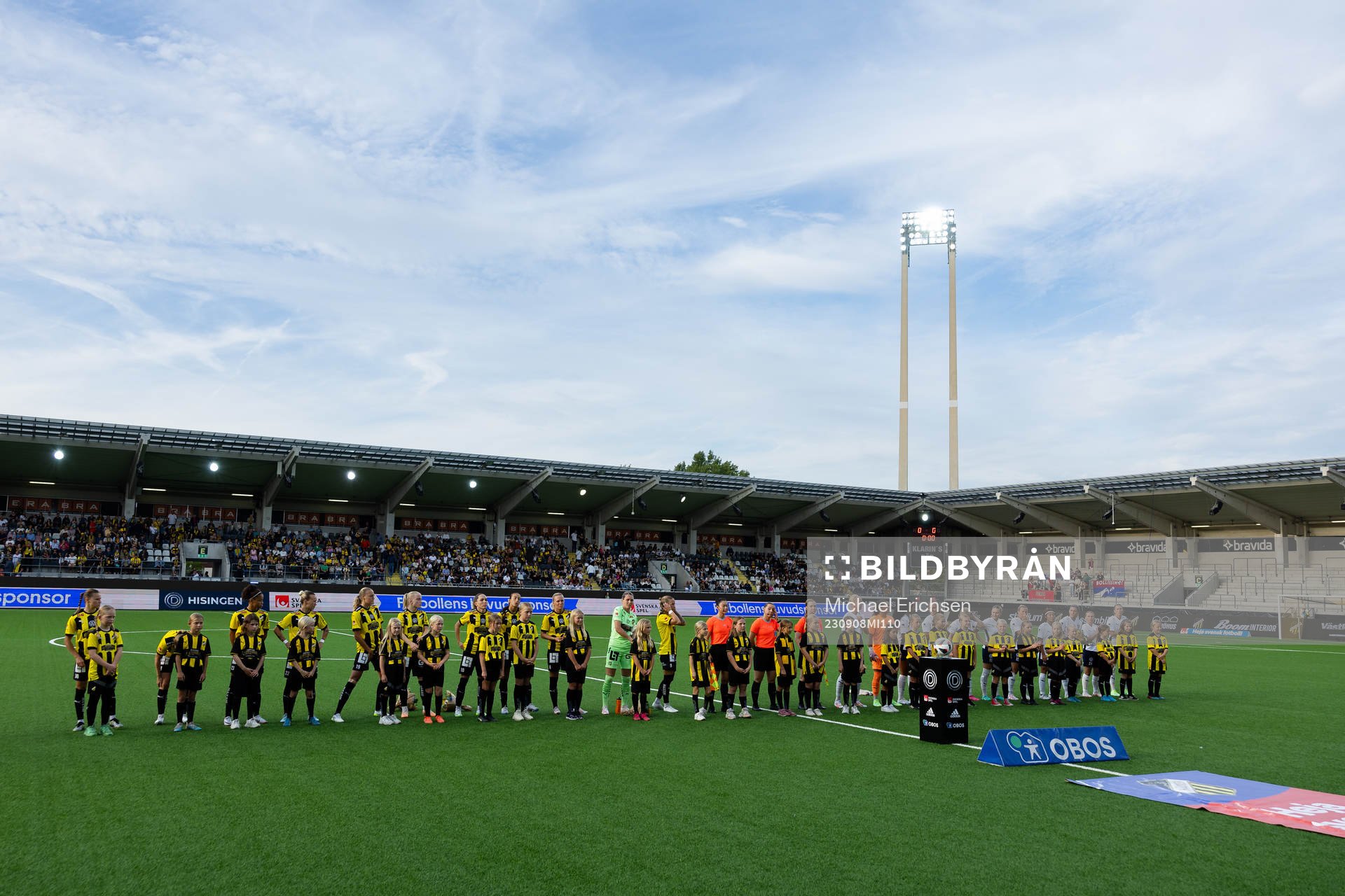 Spelarna på line up innan fotbollsmatchen i Damallsvenskan