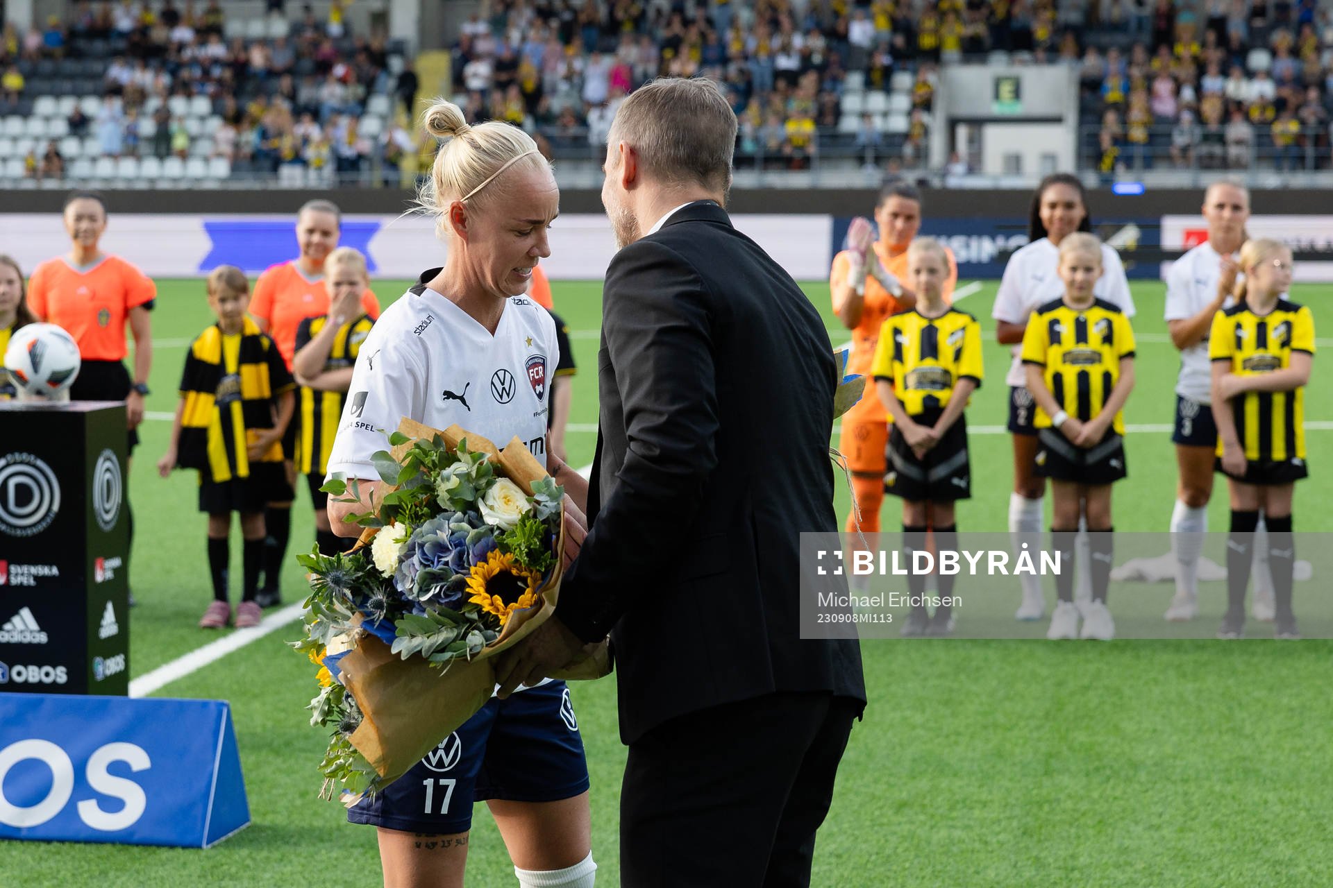 FC Rosengårds Caroline Seger uppvaktas med blommor för