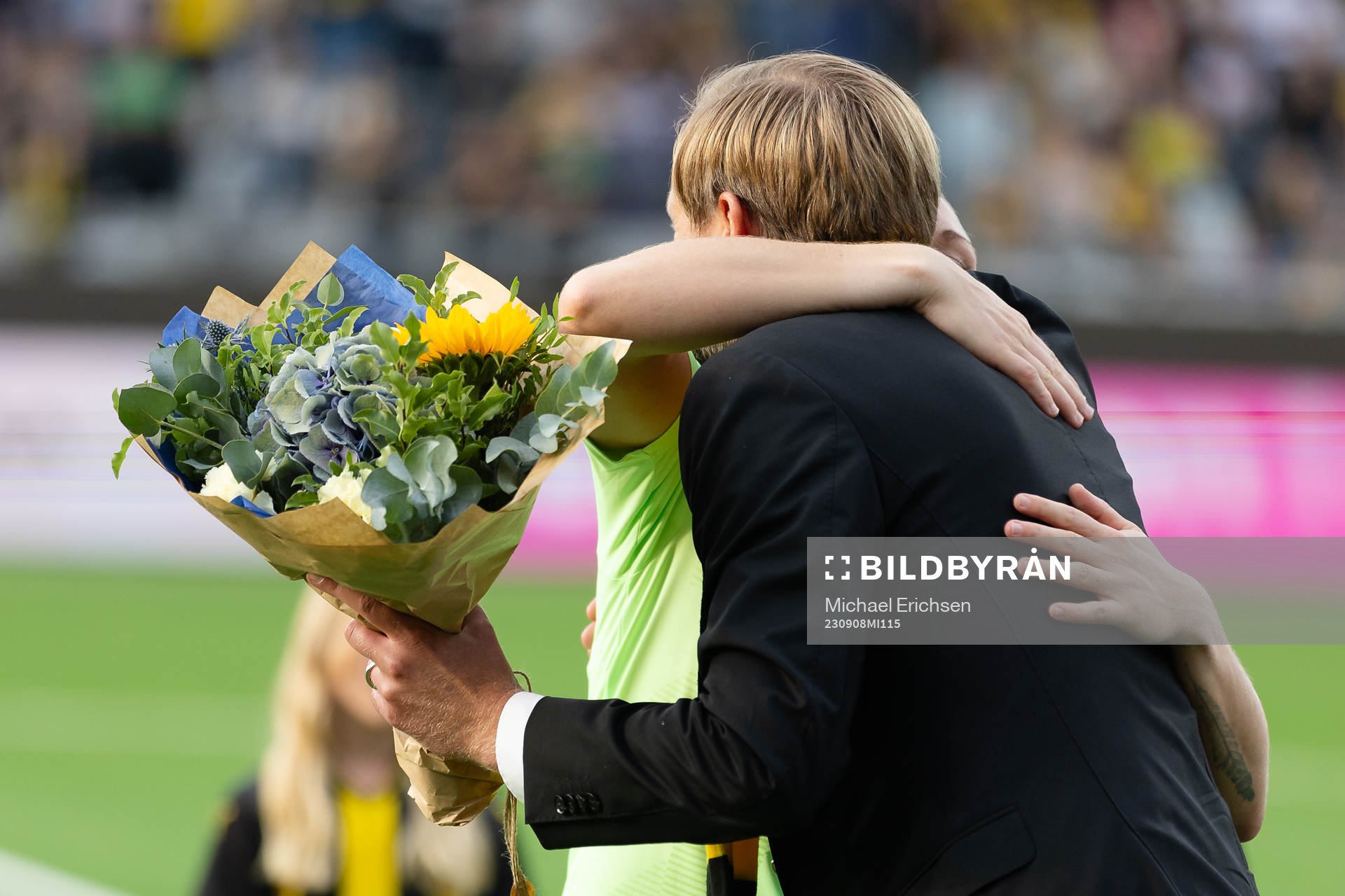 Häckens målvakt Jennifer Falk uppvaktas med blommor för