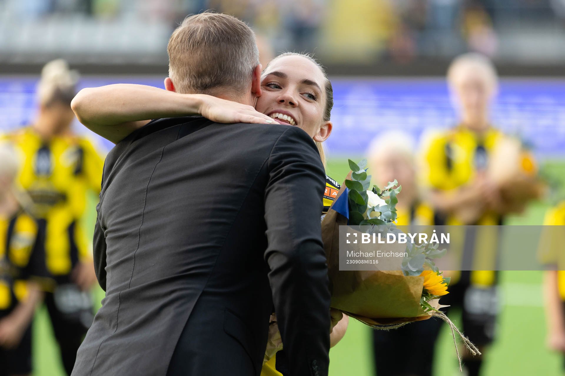 Häckens Elin Rubensson uppvaktas med blommor för