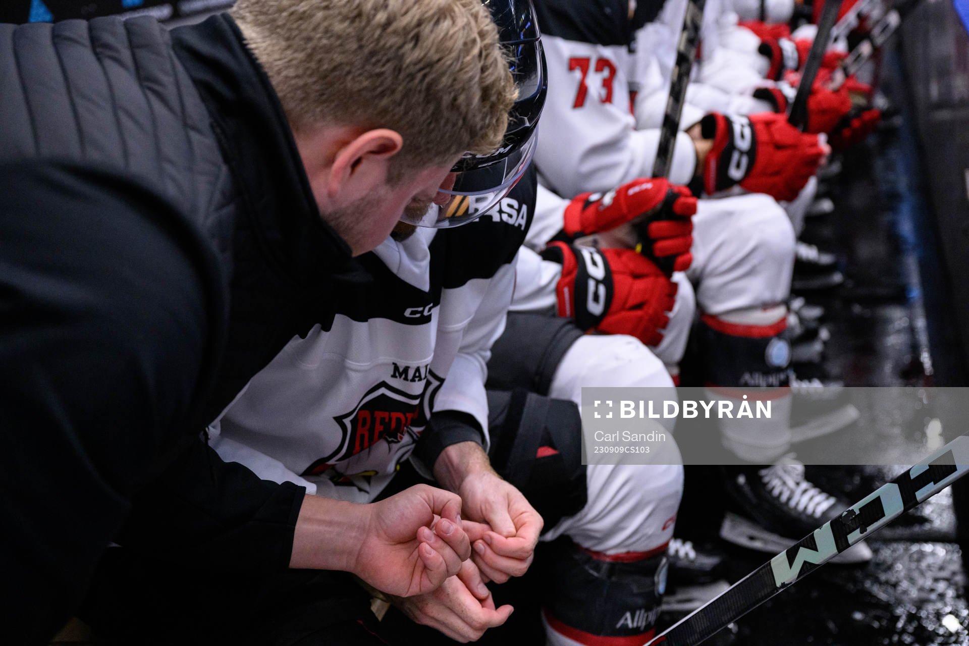 Malmö Redhawks Joakim Ryan får sin hand undersökt
