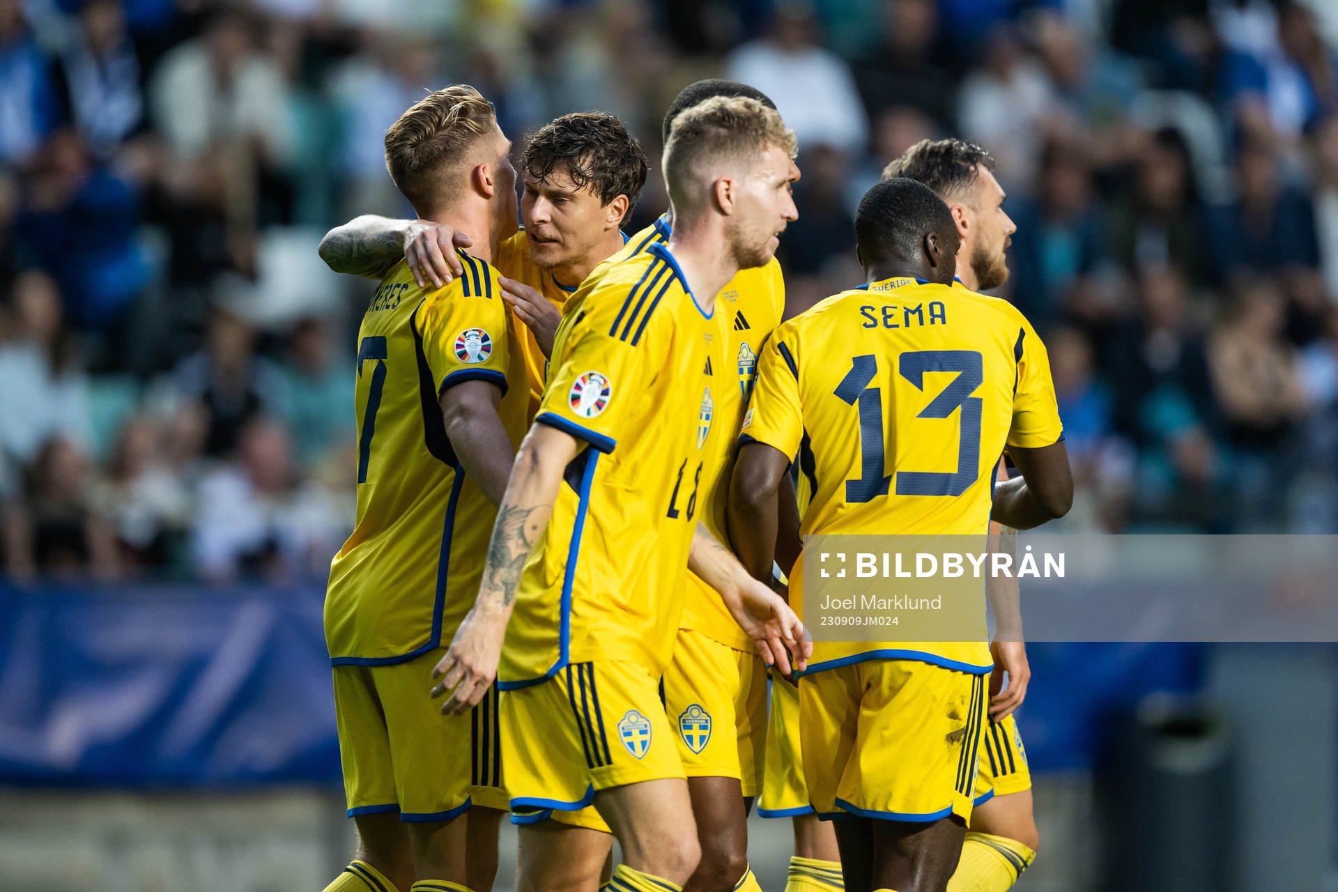 Viktor Gyökeres of Sweden celebrate with Victor Nilsson