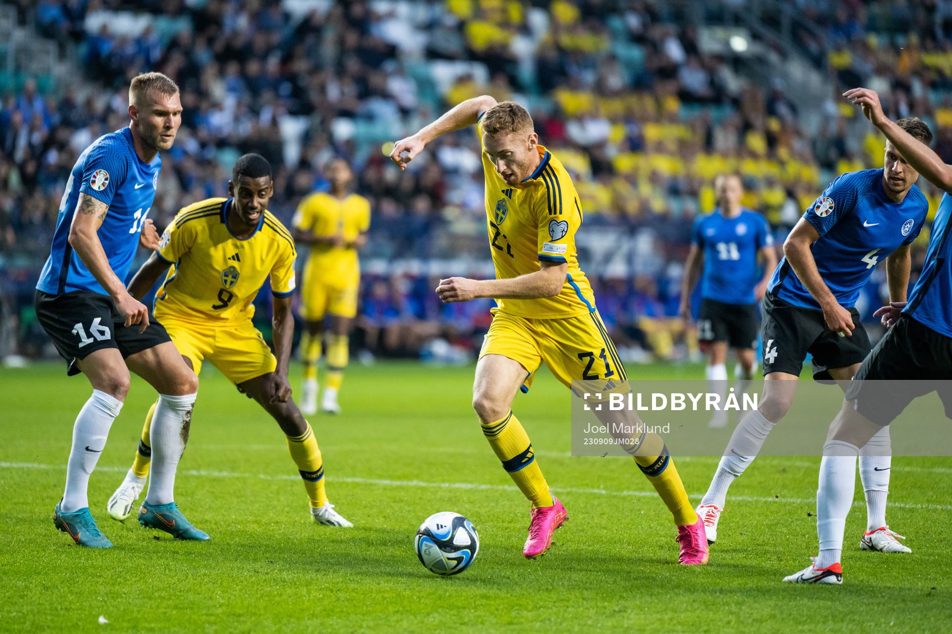 Alexander Isak and Dejan Kulusevski of Sweden against