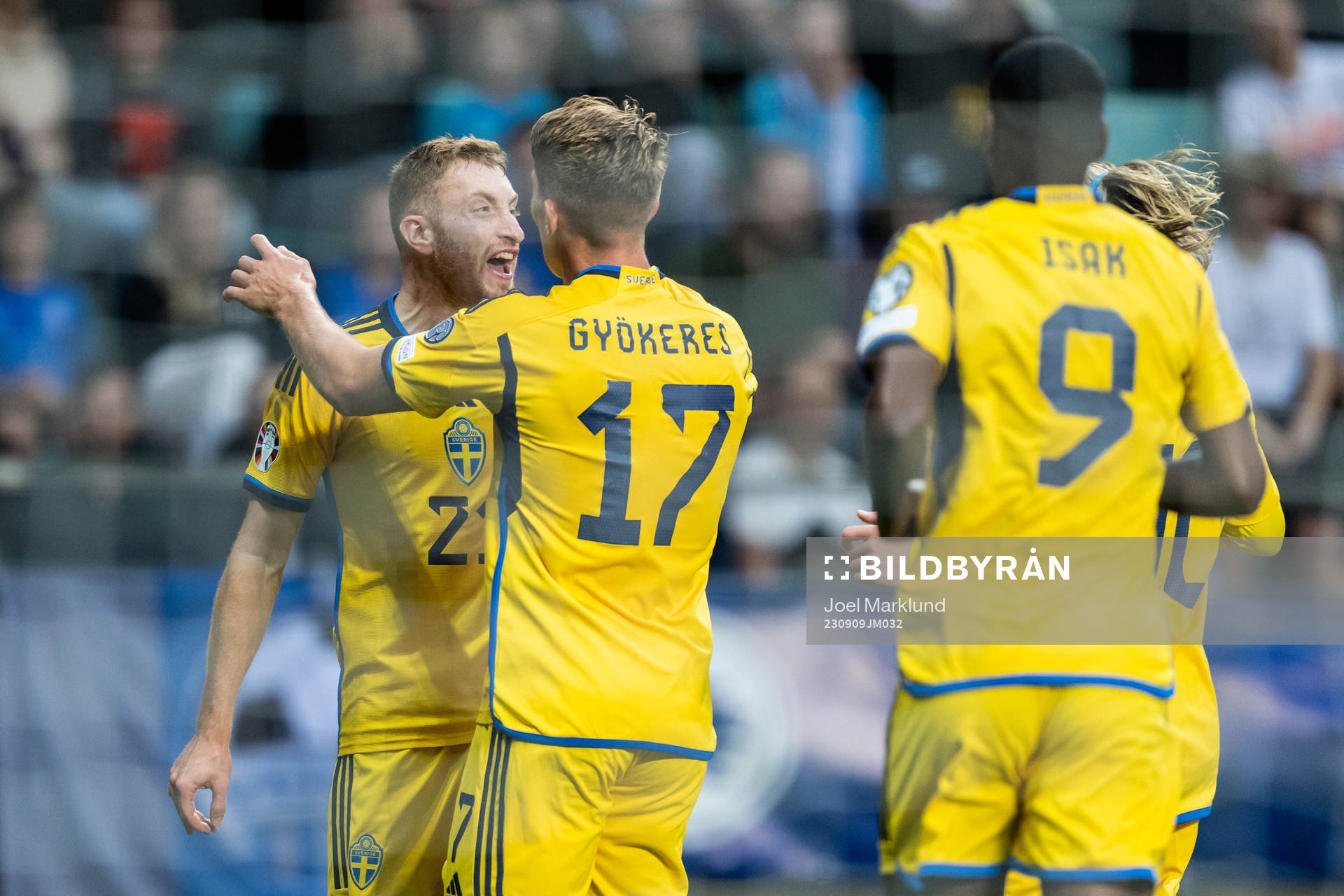 Dejan Kulusevski of Sweden celebrate with Viktor Gyökeres