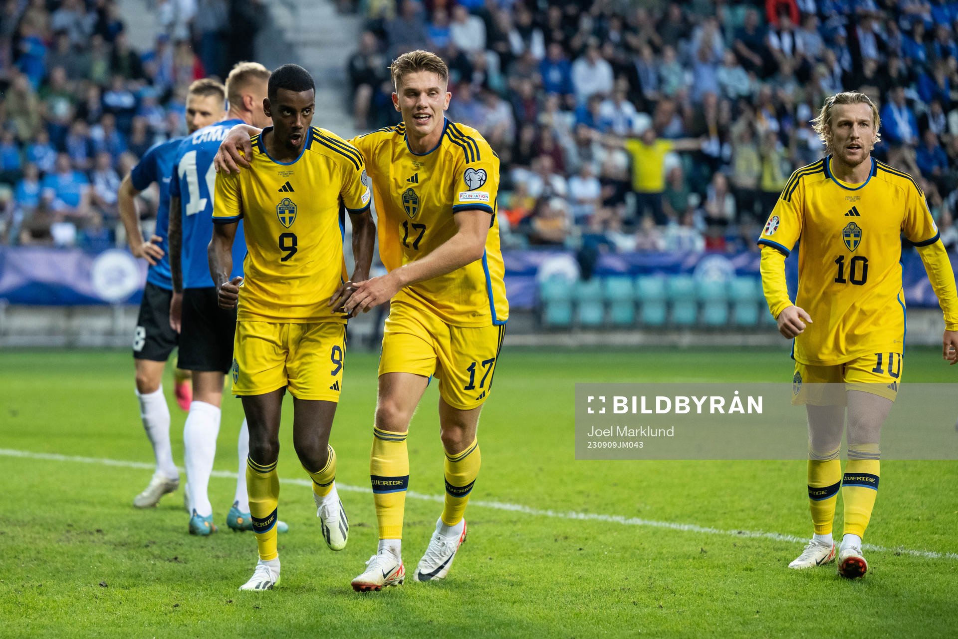Alexander Isak and Viktor Gyökeres of Sweden celebrate