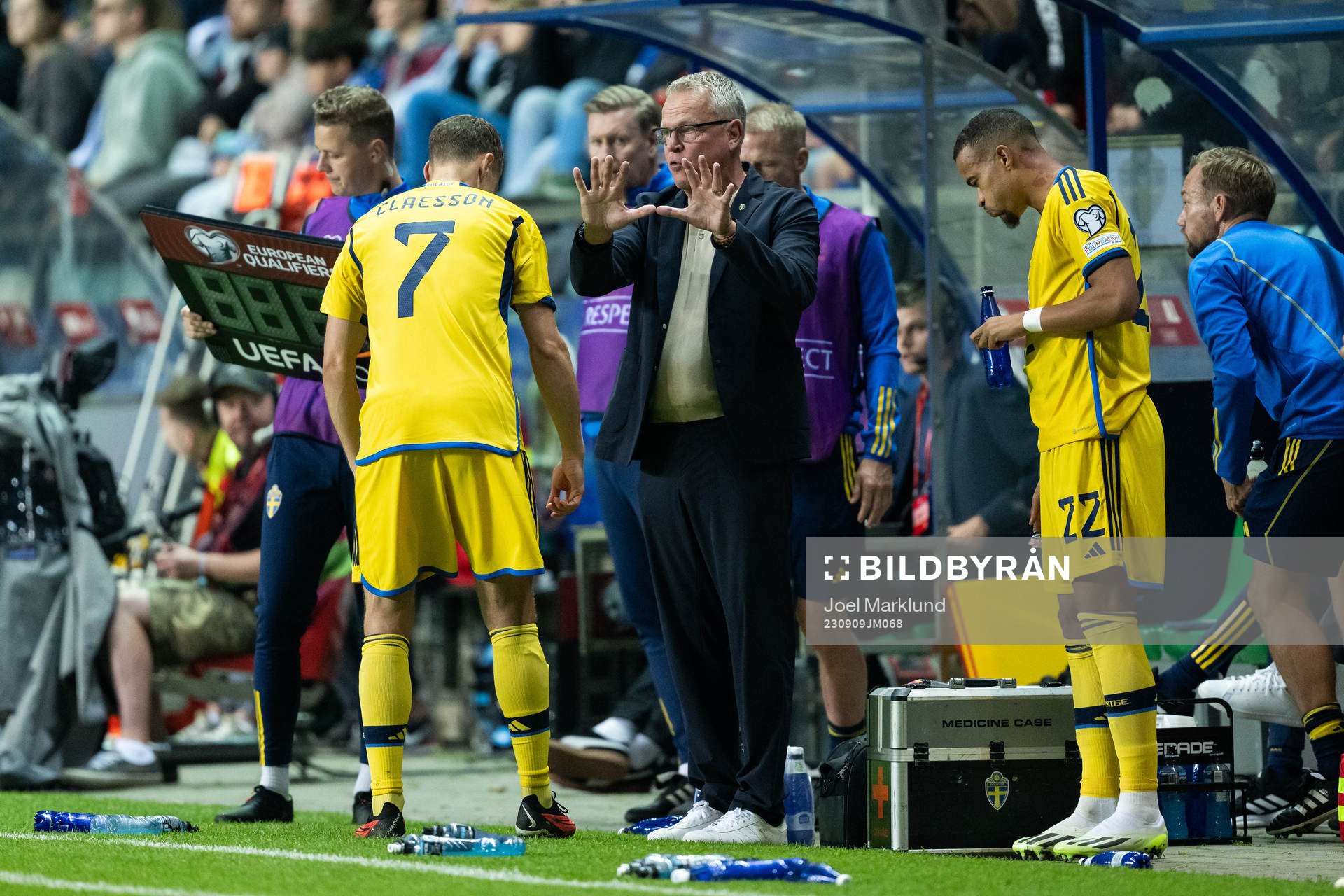 Viktor Claesson, head coach Janne Andersson and Robin
