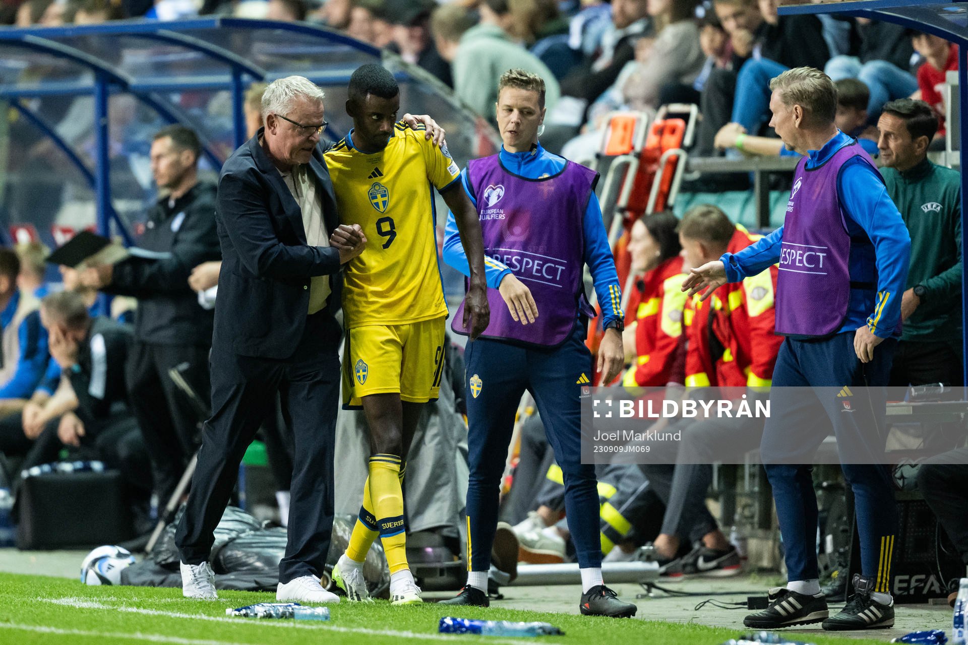 head coach Janne Andersson and Alexander Isak of Sweden
