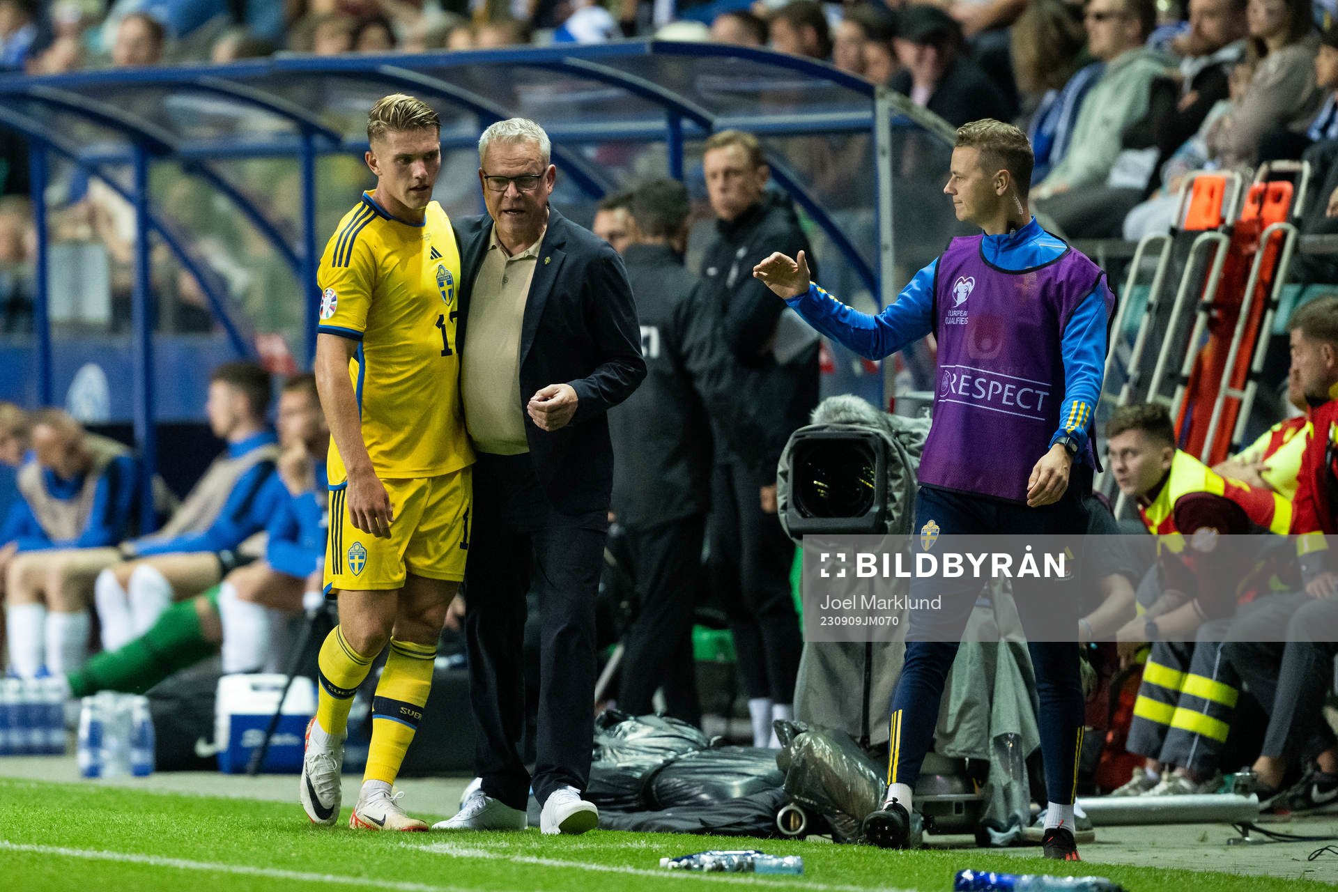Viktor Gyökeres and head coach Janne Andersson of Sweden