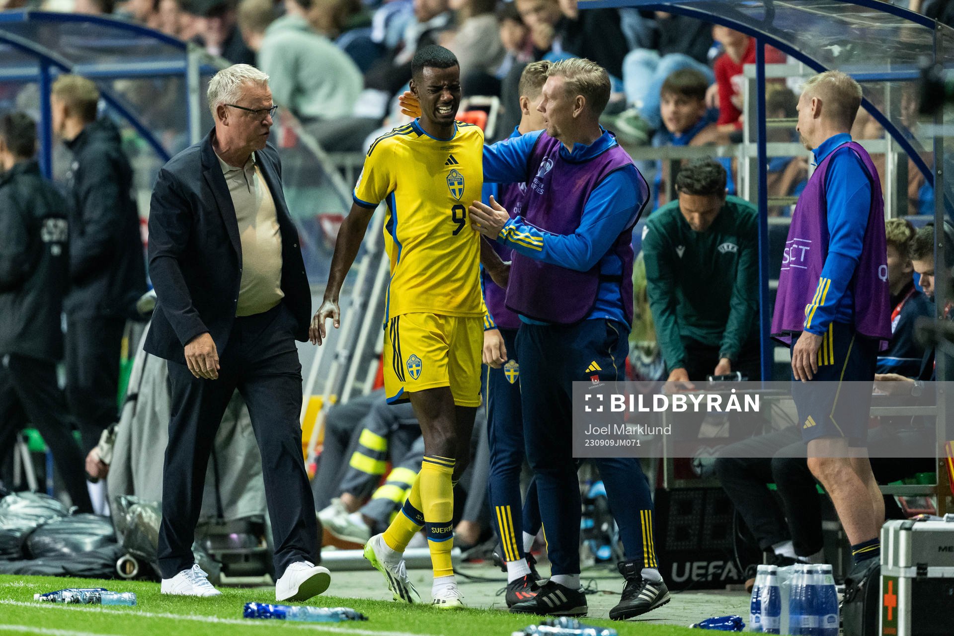head coach Janne Andersson, Alexander Isak and assistant