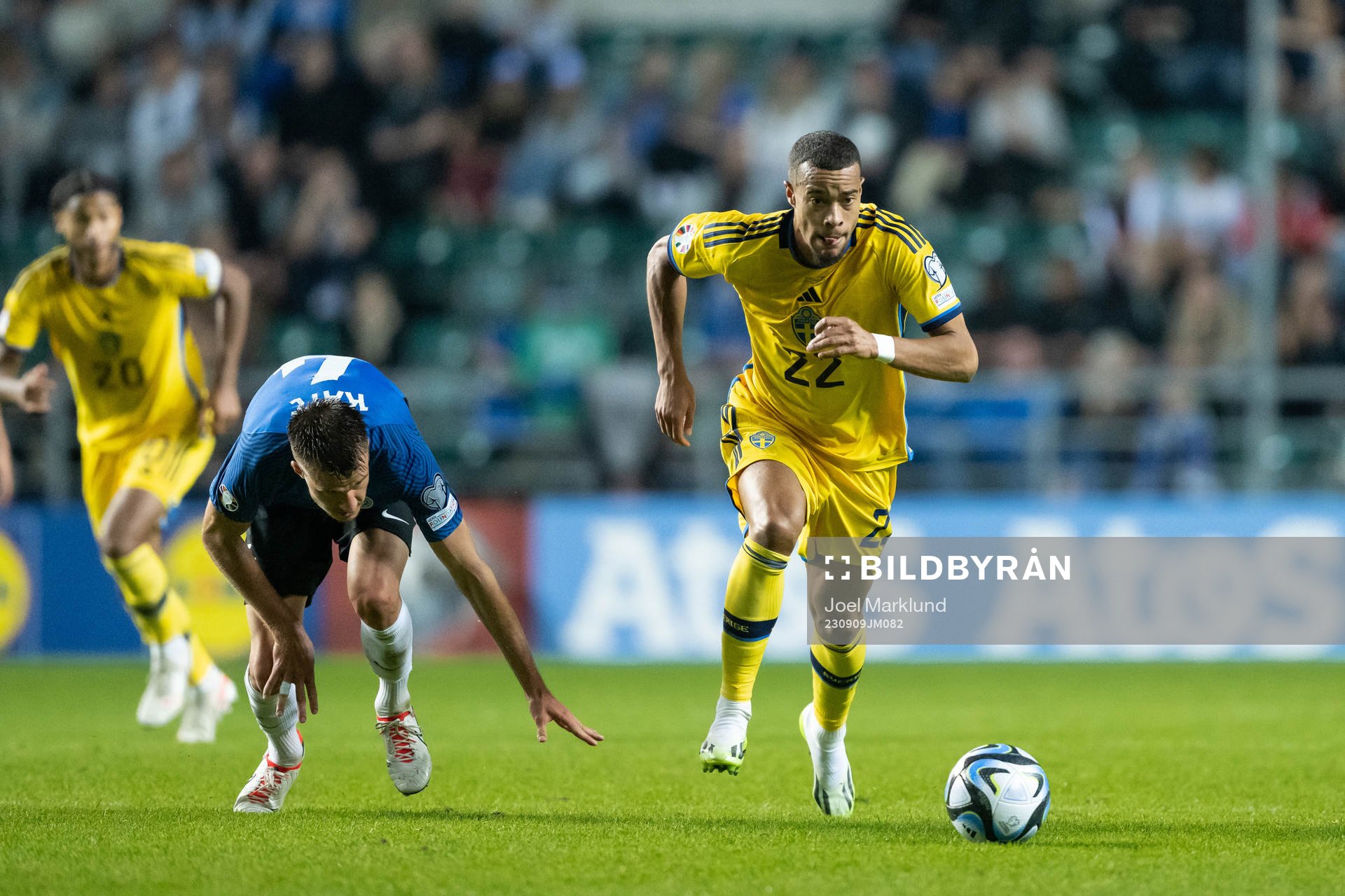 Mattias Käit of Estonia and Robin Quaison of Sweden