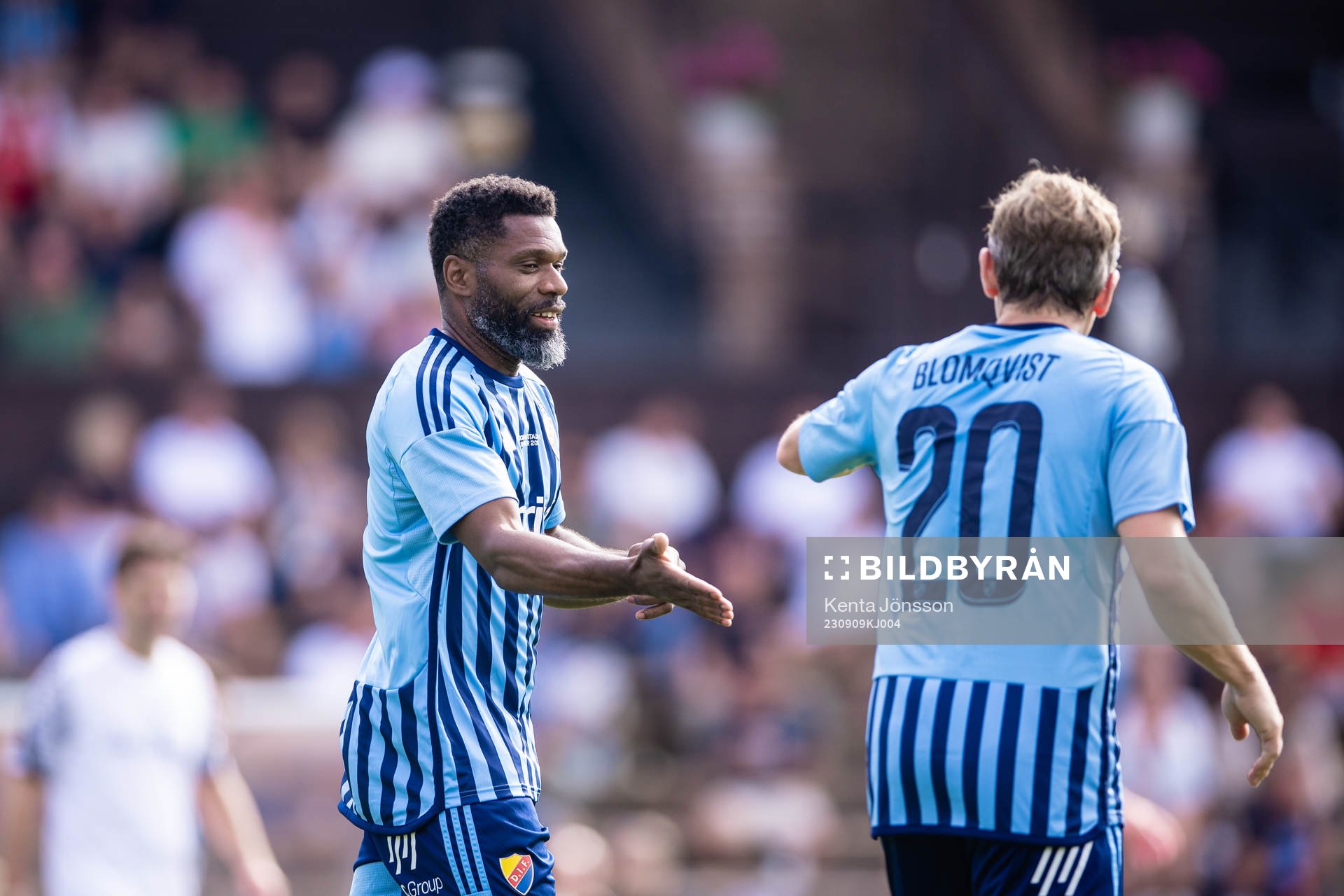 Djurgårdens Samuel Wowoah jublar med Jesper Blomqvist i en