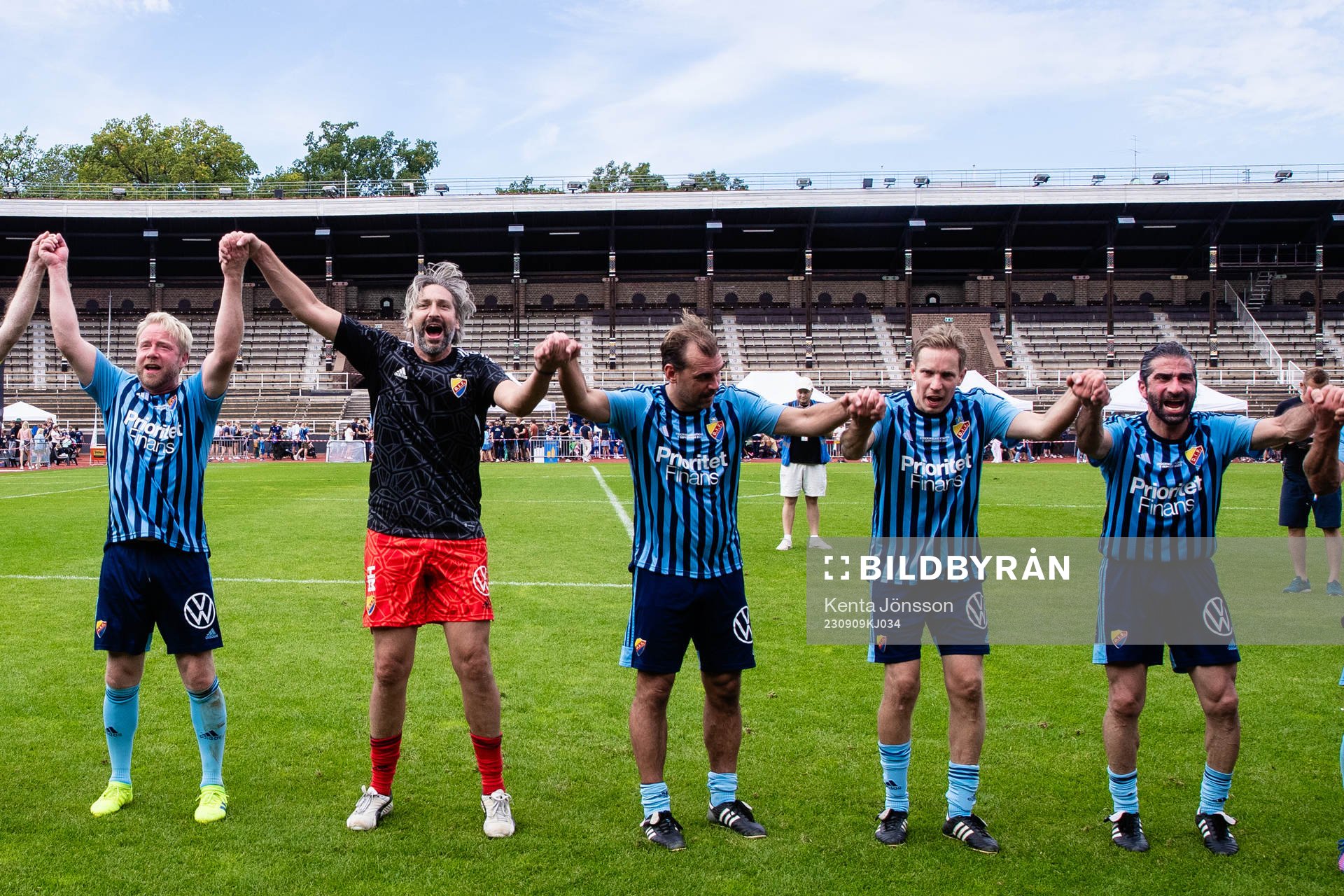 Djurgårdens Mikael Dorsin, målvakt Rami Shaaban, Joel Riddez och Abgar Barsom jublar efter en legendarmatch mellan Djurgården och Café Opera på Djurgårdsfestivalen 2023 på Stockholms Stadion den 9 september 2023 i Stockholm.