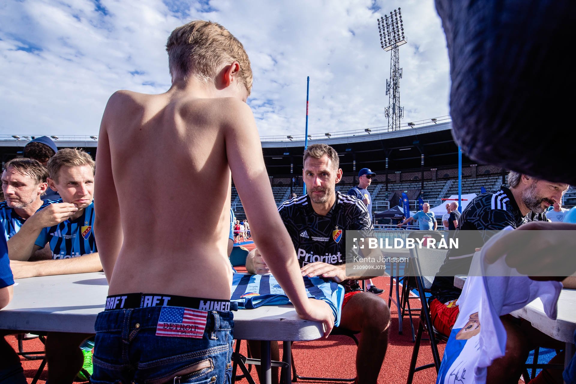 Djurgårdens målvakt Andreas Isaksson  skriver autografer efter en legendarmatch mellan Djurgården och Café Opera på Djurgårdsfestivalen 2023 på  den 9 september 2023 i Stockholm. 
