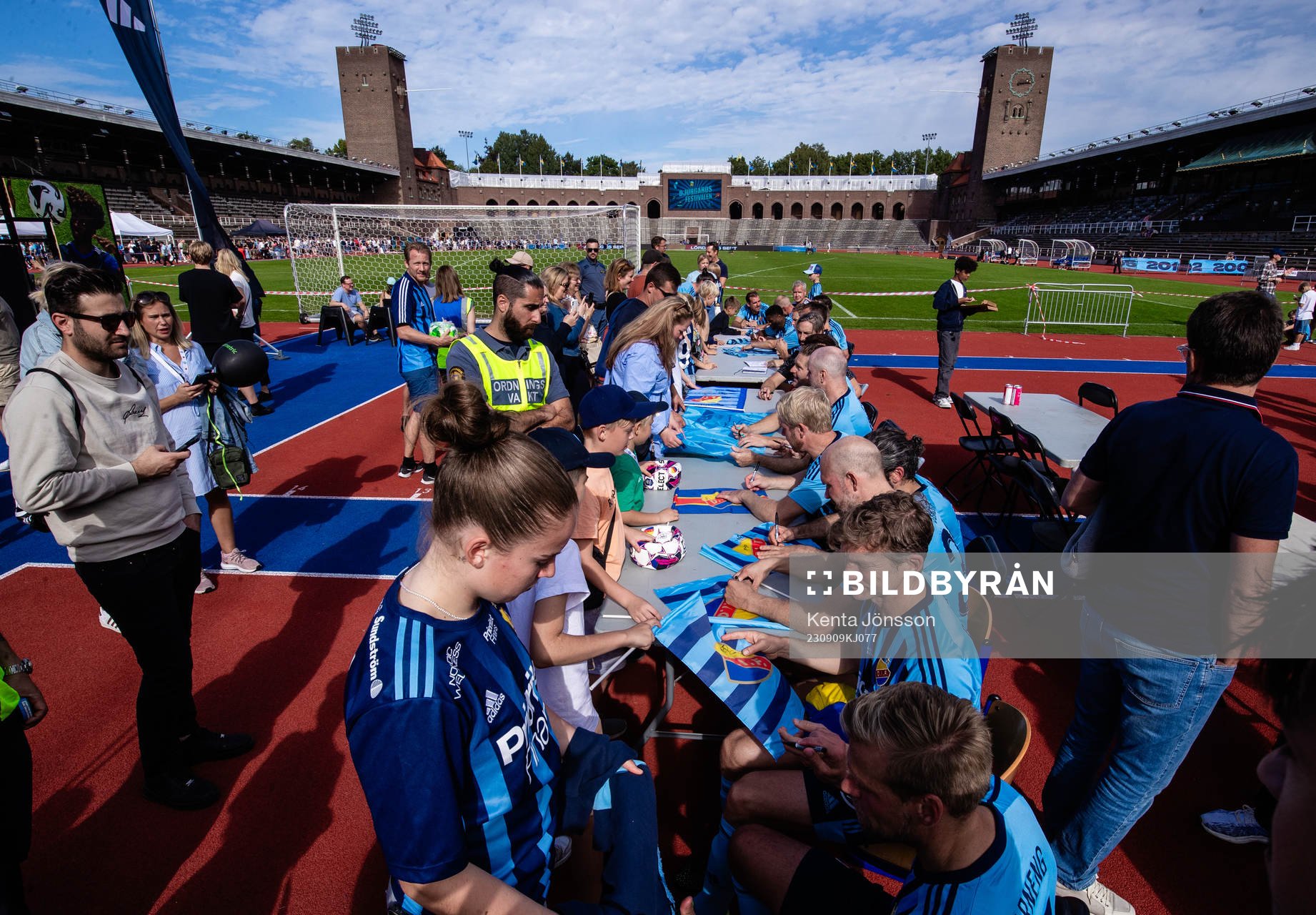 Djurgårdens legendarer skriver autografer