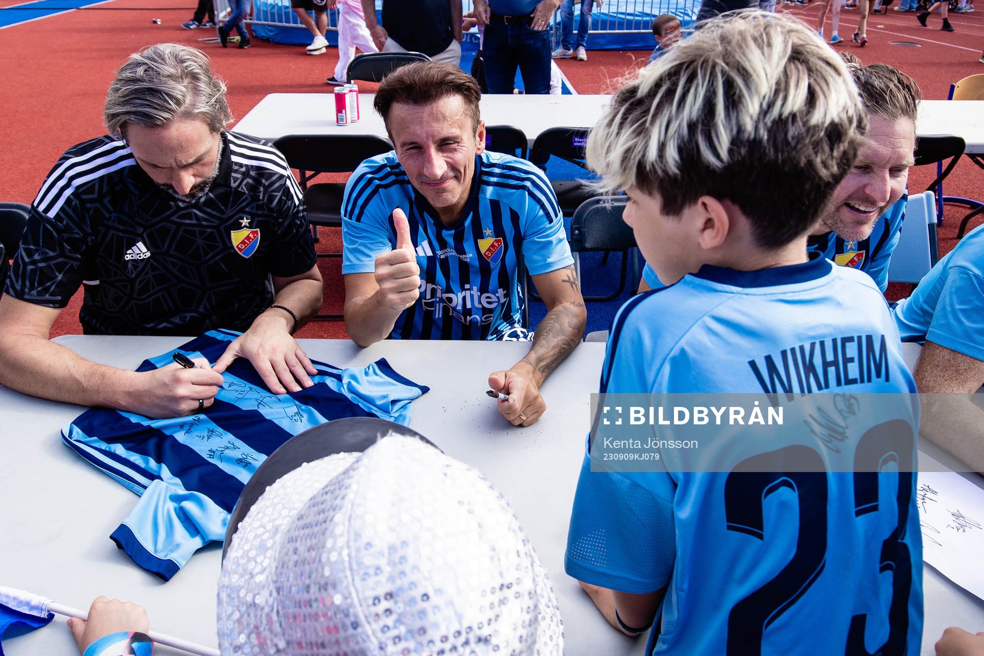 Djurgårdens Rami Shaaban och Lolo Chanko skriver autografer