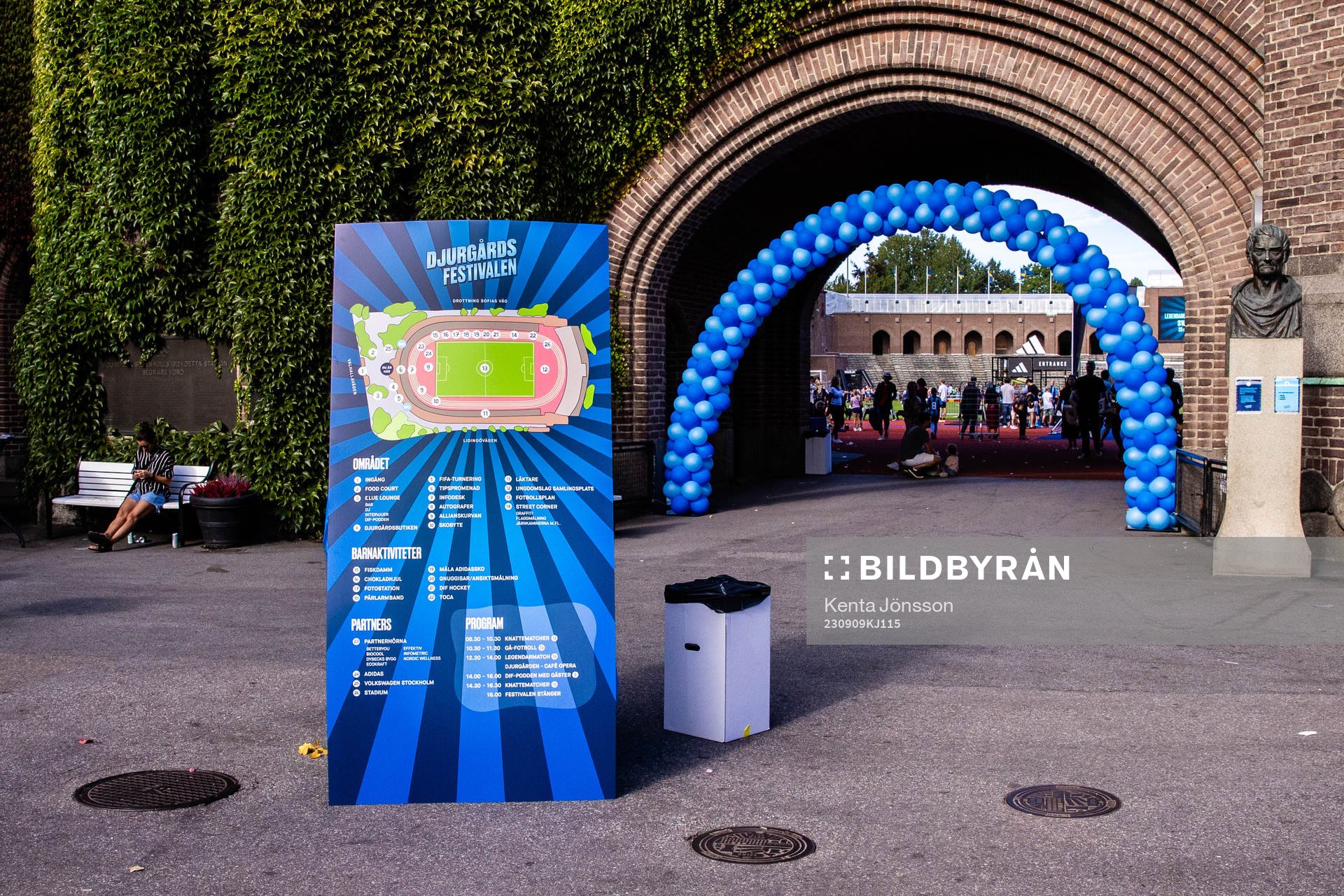 En skylt med beskrivning av Djurgårdsfestivalen 2023