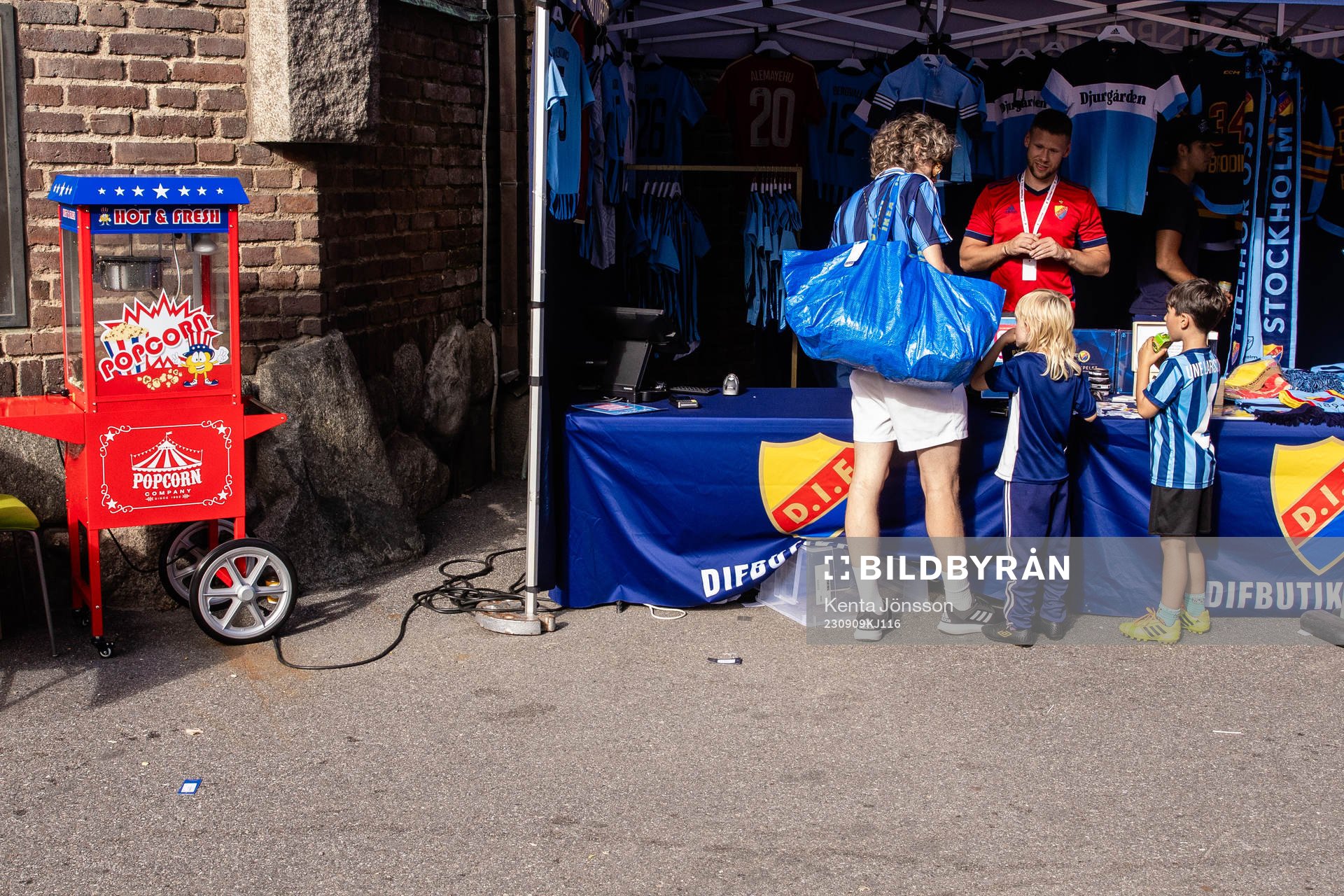 Djurgårdens supportrar vid en souvenirbutik