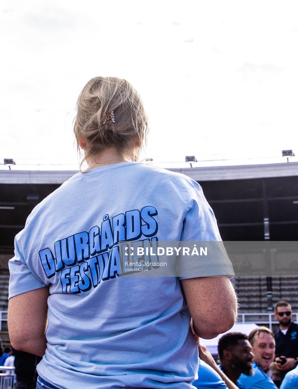 Personal med en t-shirt med tryck på ryggen