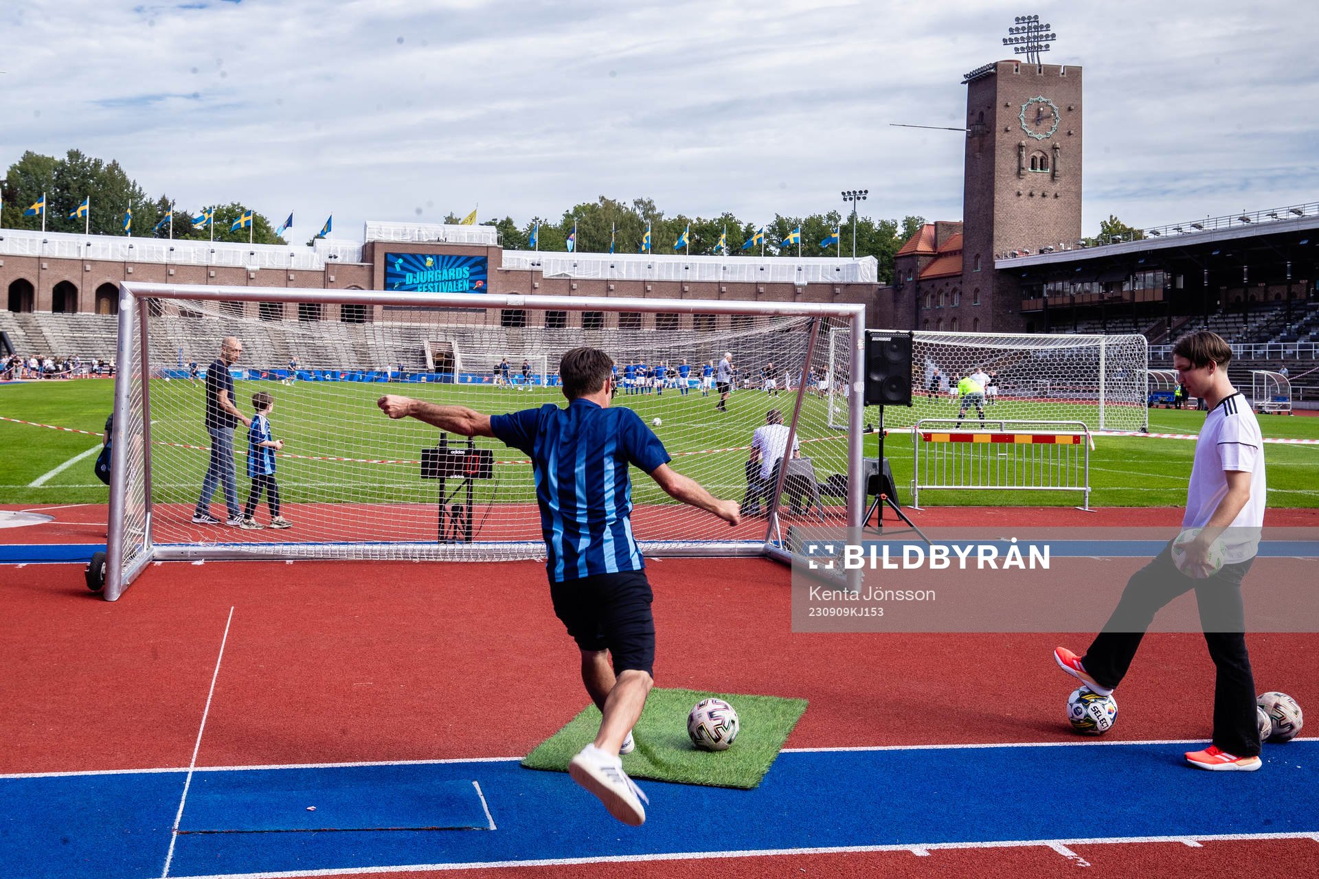 Besökare skjuter mot ett fotbollsmål med hastighetsmätare