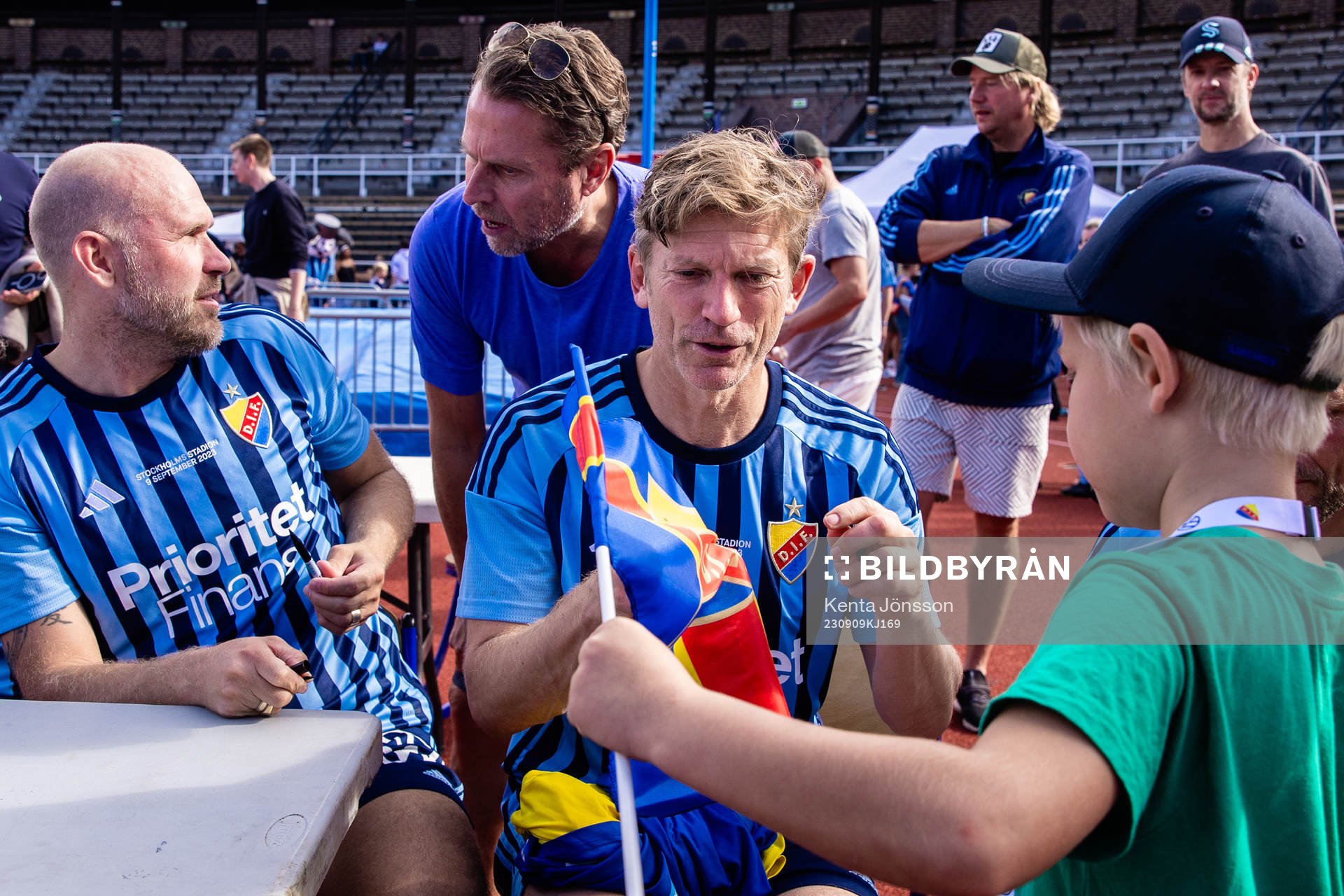 Djurgårdens Jesper Blomqvist skriver autografer en legendarmatch mellan Djurgården och Café Opera på Djurgårdsfestivalen 2023 den 9 september 2023 i Stockholm.