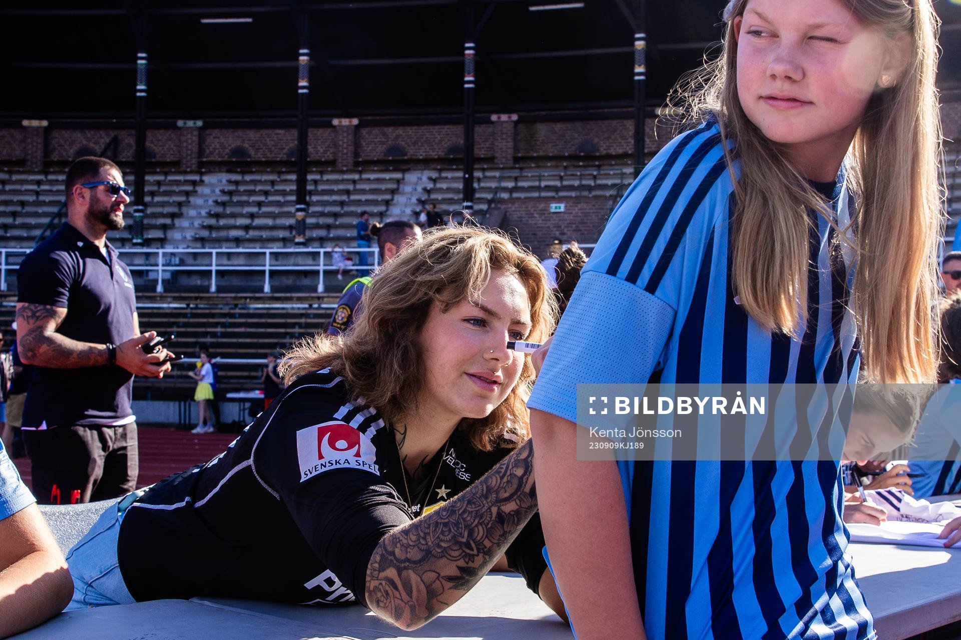 Katelin Talbert, målvakt i Djurgårdens damlag, skriver