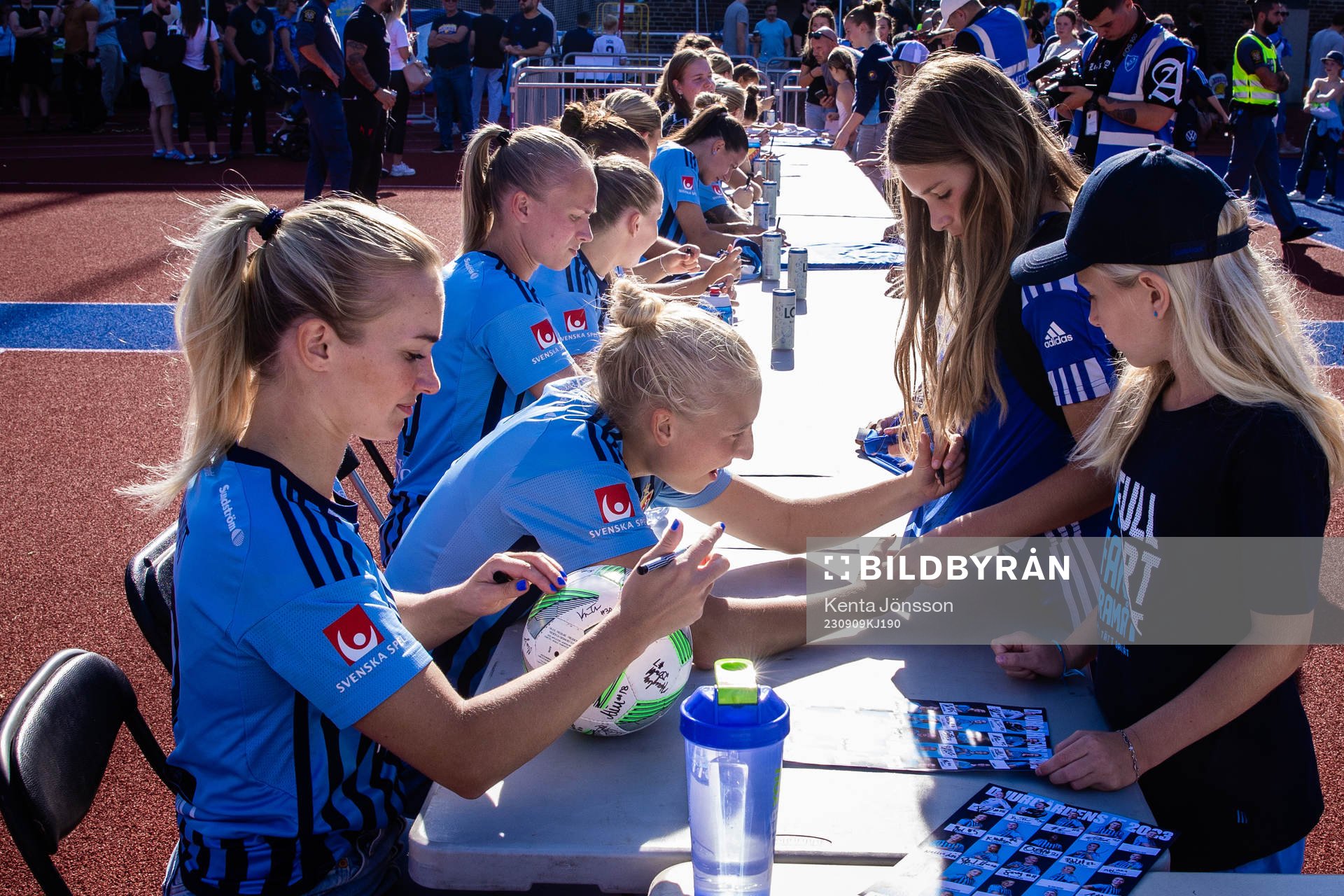 Stinalisa Johansson, Djurgårdens damlag, skriver autografer
