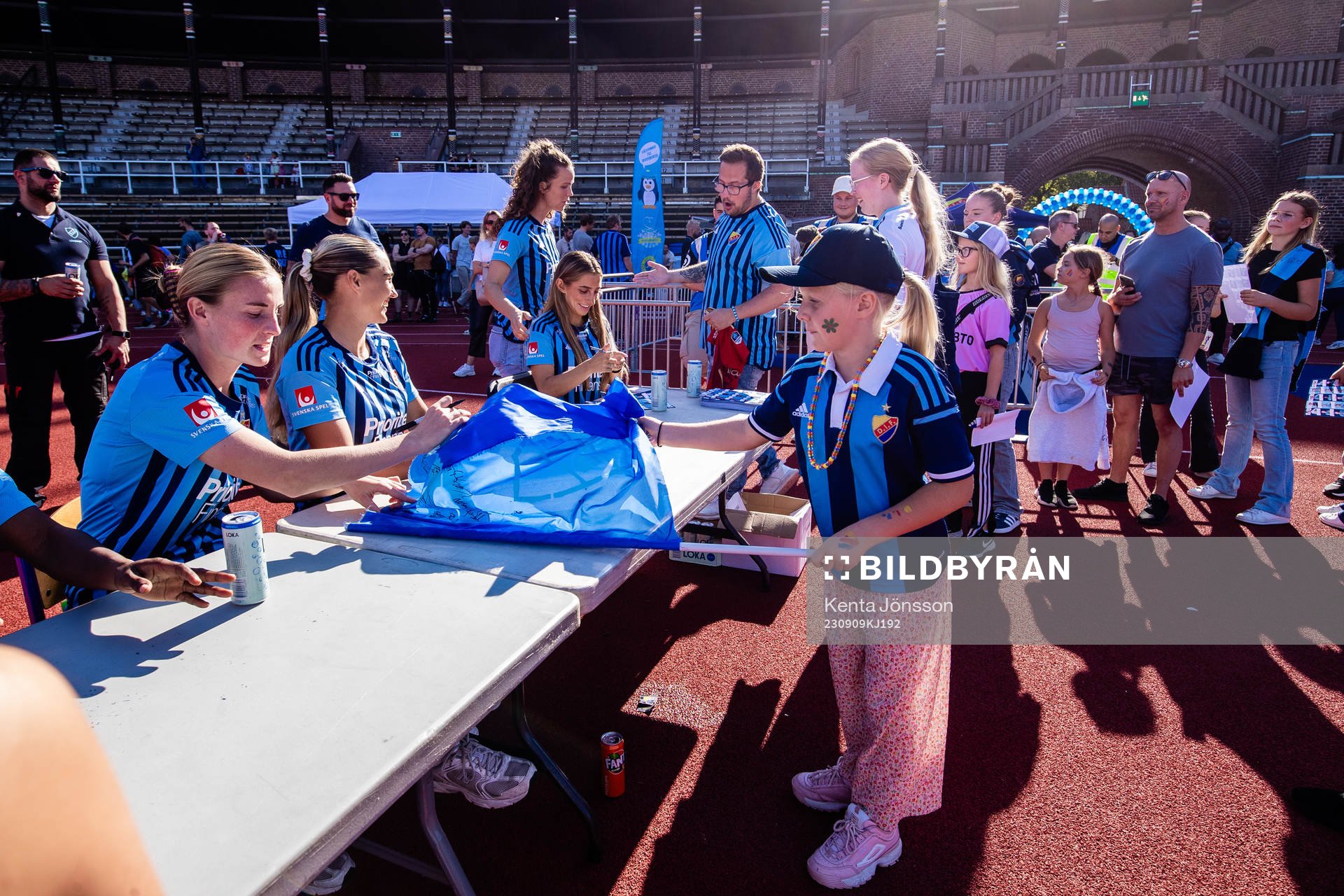 Djurgårdens damlag skriver autografer