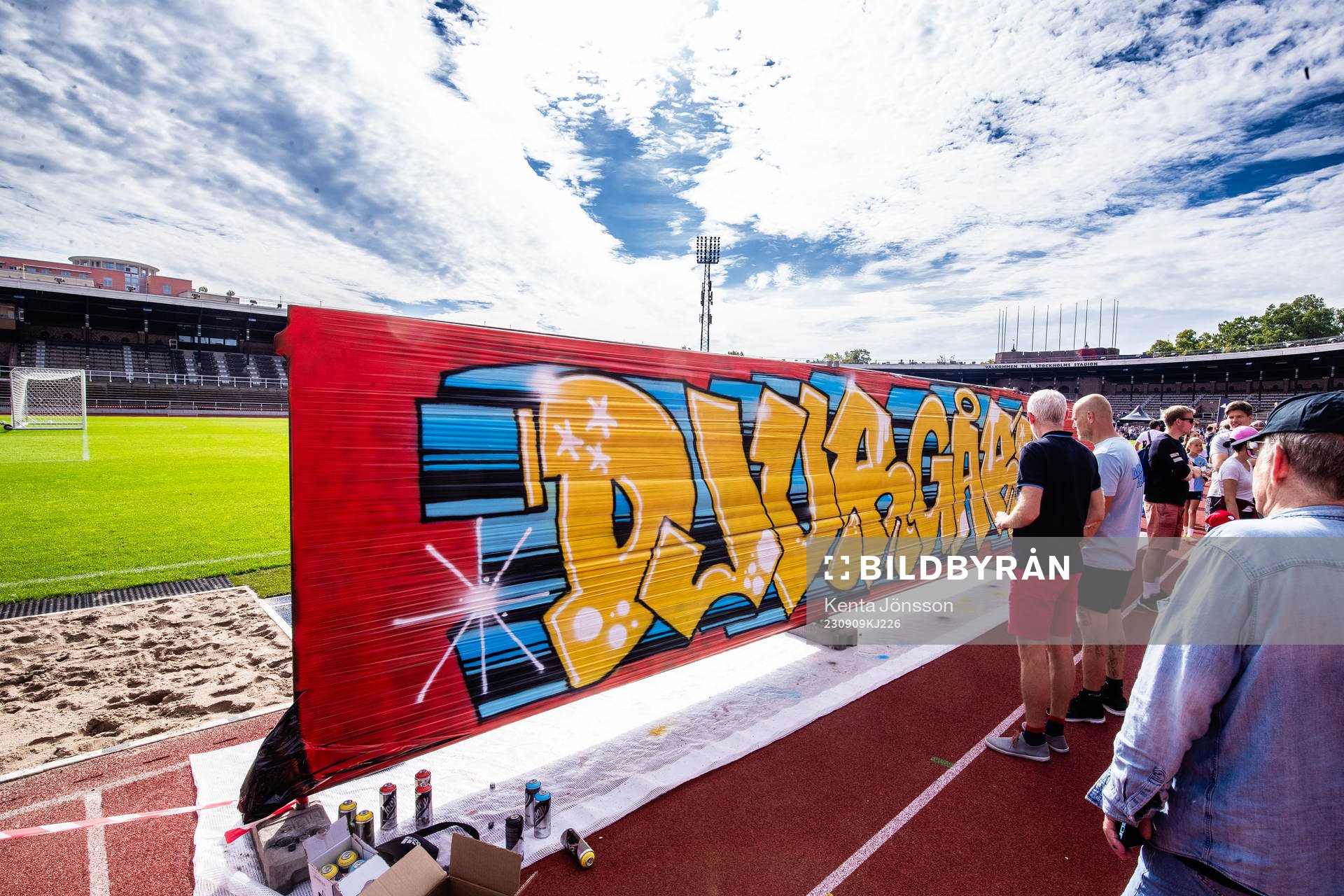 Besökare vid ett graffitiplank