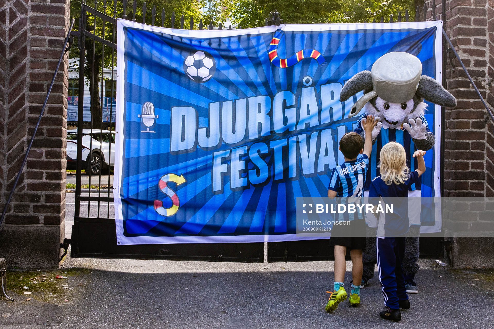 Djurgårdens maskot Järnkaninen med besökare