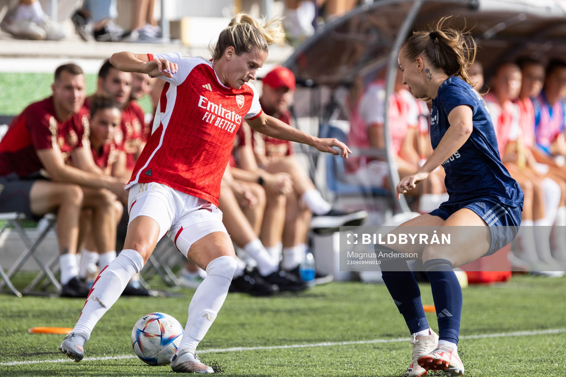 Cloé Lacasse of Arsenal and Julie Dufour of Paris FC during the UEFA Women's Champions League football match between Arsenal and Paris FC on September 9, 2023 in Linköping.